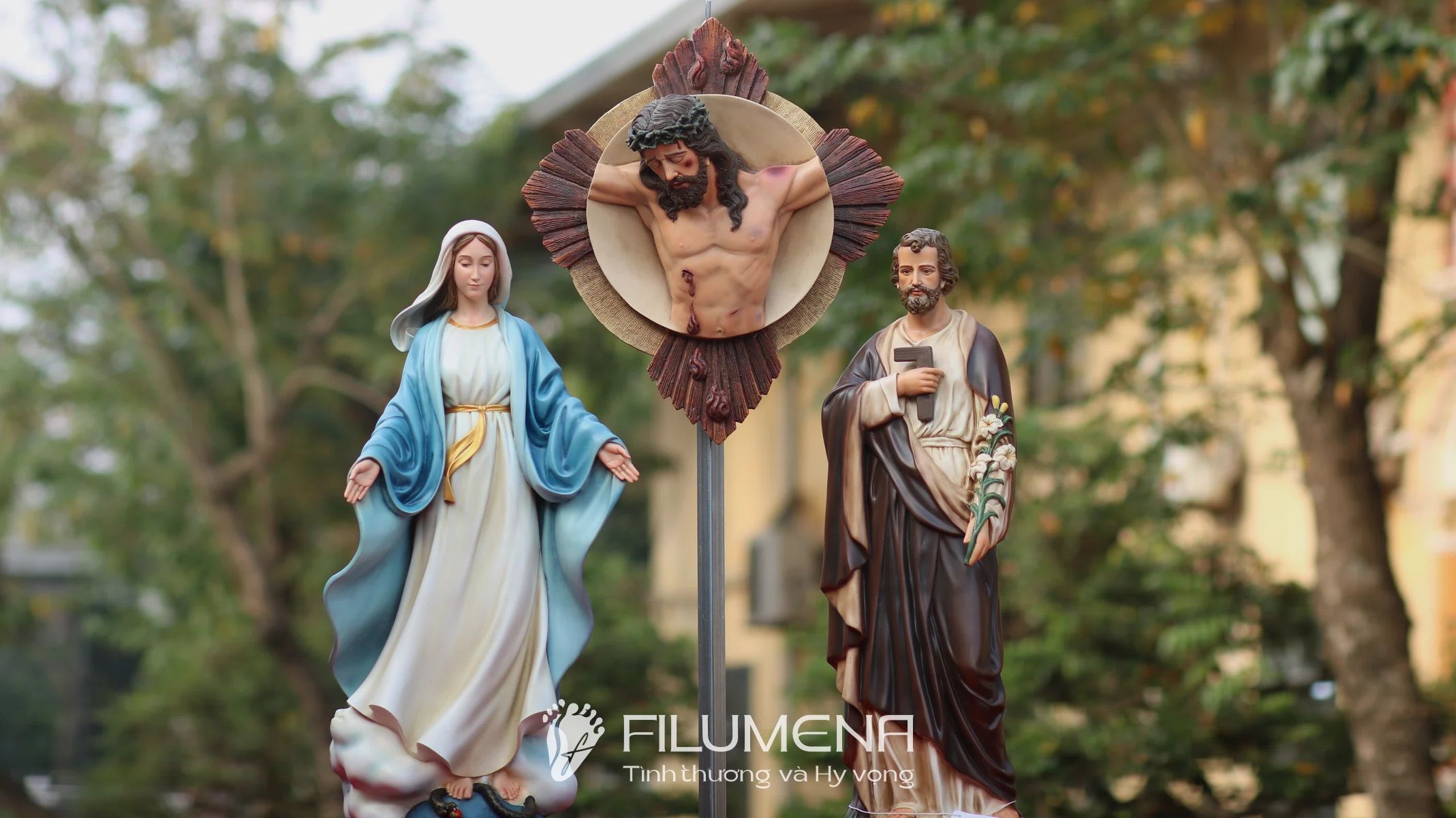 Hình ảnh bố cục bàn thờ với phù điêu Chúa chịu nạn giúp người đọc hình dung rõ hơn ưu điểm gọn, sáng và trang nghiêm của hình thức phù điêu