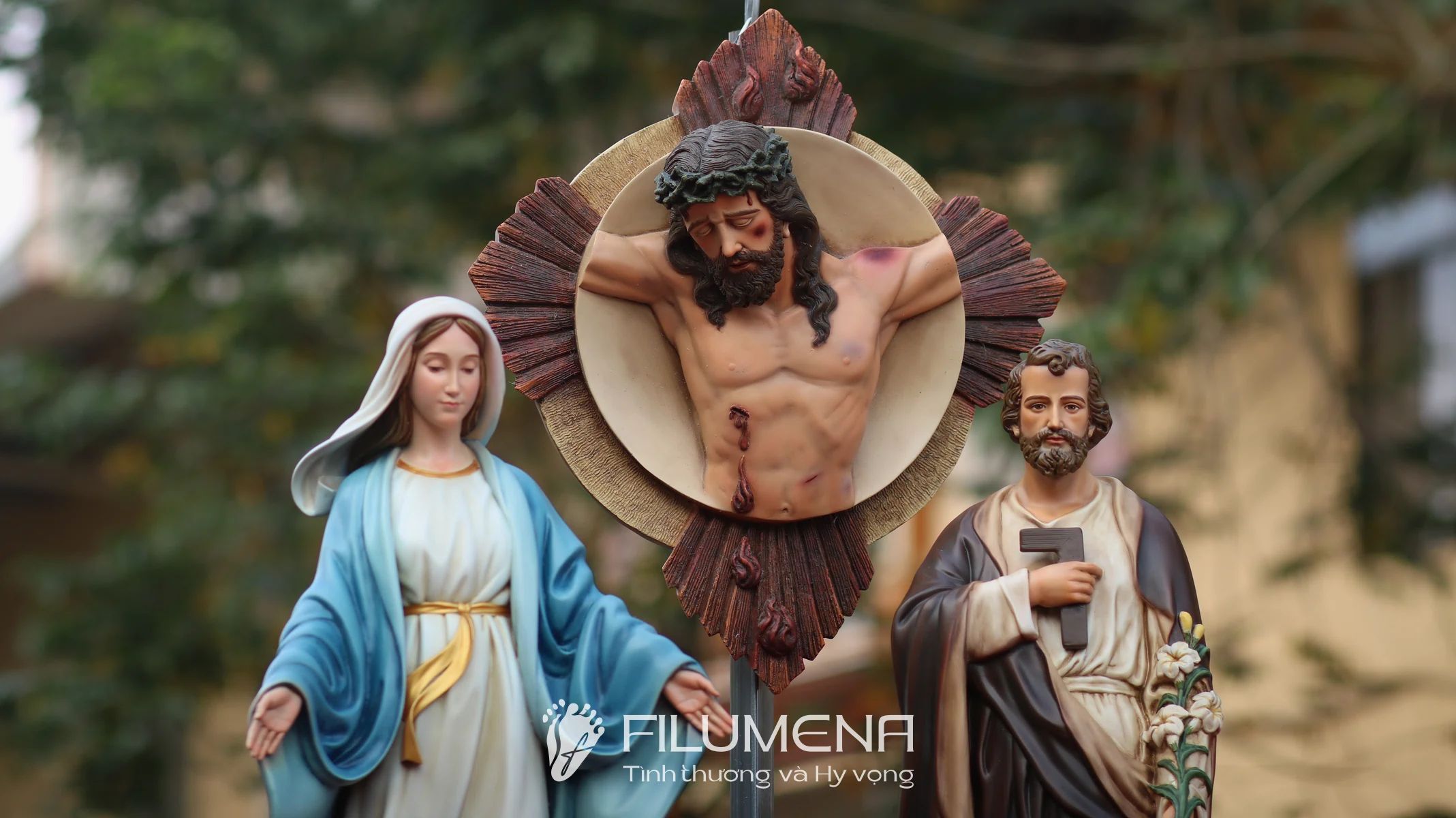 Hình ảnh bố cục bàn thờ với phù điêu Chúa chịu nạn giúp người đọc hình dung rõ hơn ưu điểm gọn, sáng và trang nghiêm của hình thức phù điêu