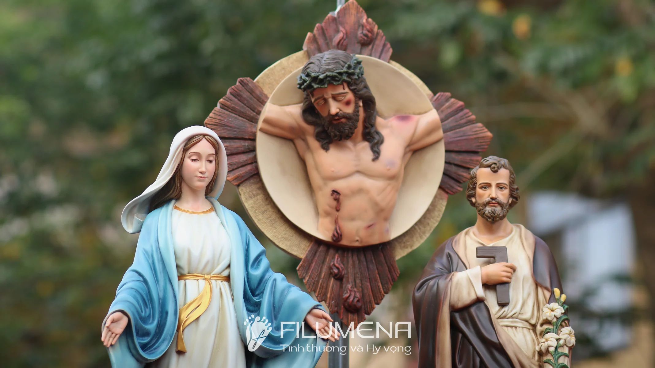 Hình ảnh bố cục bàn thờ với phù điêu Chúa chịu nạn giúp người đọc hình dung rõ hơn ưu điểm gọn, sáng và trang nghiêm của hình thức phù điêu