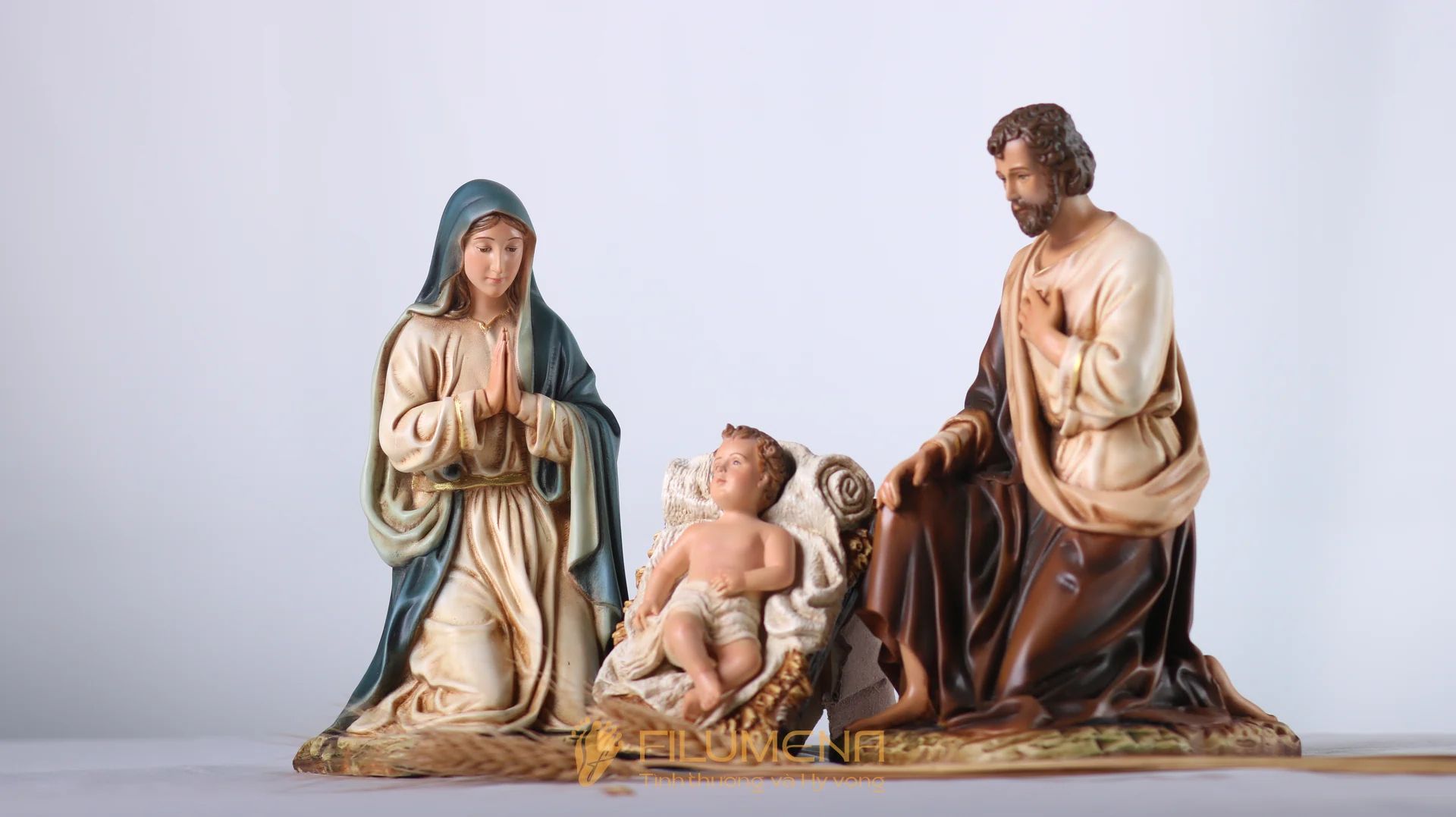 Tượng Giáng sinh mini tại Hà Tĩnh. Tượng Công giáo Filumena là tượng của Tình thương và Hy vọng. Bản quyền các tác phẩm tượng Công giáo thuộc về Filumena Art, Cộng hòa Pháp. Filumena sáng tác và sản xuất nhiều mẫu tượng Công giáo khác như Bàn thờ Chúa và gia tiên, Bàn thờ Chúa, Tượng Giáng sinh, Tượng Chúa Giáng sinh, Bàn thờ Công giáo phòng khách