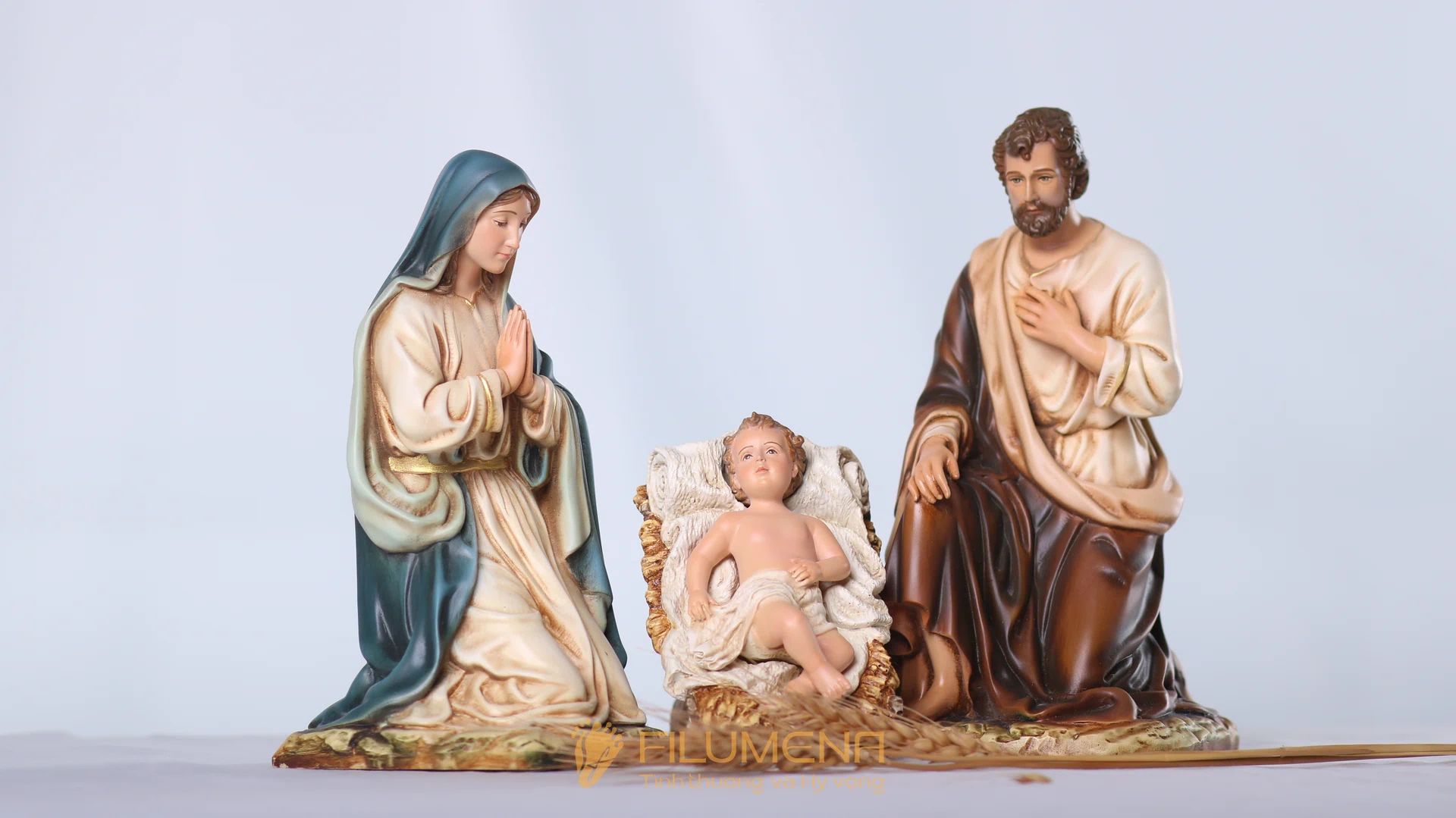 Tượng Giáng sinh mini tại Hà Tĩnh. Tượng Công giáo Filumena là tượng của Tình thương và Hy vọng. Bản quyền các tác phẩm tượng Công giáo thuộc về Filumena Art, Cộng hòa Pháp. Filumena sáng tác và sản xuất nhiều mẫu tượng Công giáo khác như Bàn thờ Chúa và gia tiên, Bàn thờ Chúa, Tượng Giáng sinh, Tượng Chúa Giáng sinh, Bàn thờ Công giáo phòng khách