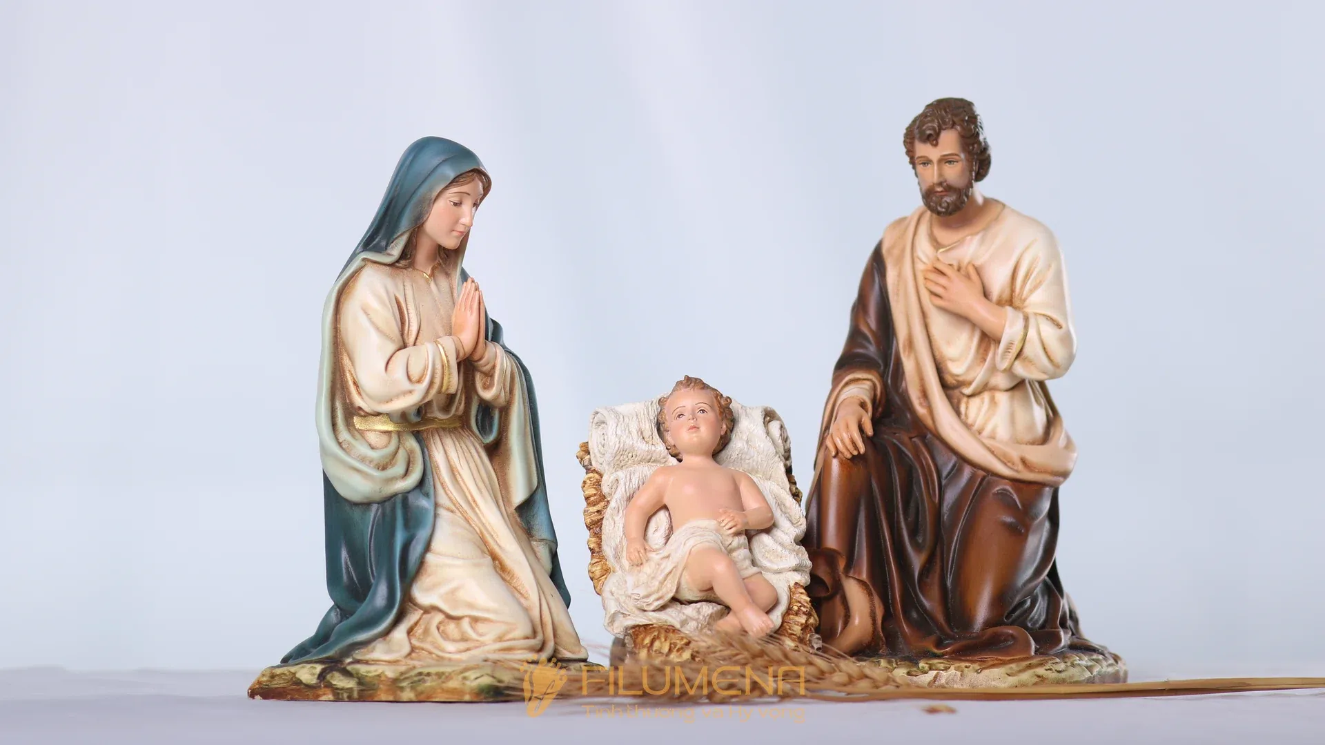 Tượng Giáng sinh mini tại Xuân Lộc. Tượng Công Giáo Filumena được sáng tác bởi các nghệ sĩ Filumena. Mỗi tác phẩm đều là đóng góp của quý vị cho các việc bác ái. Tượng làm bằng chất liệu bột đá tự nhiên và resin, có đủ các kích thước từ 15, 20 cm tới 1m và lớn hơn nữa.