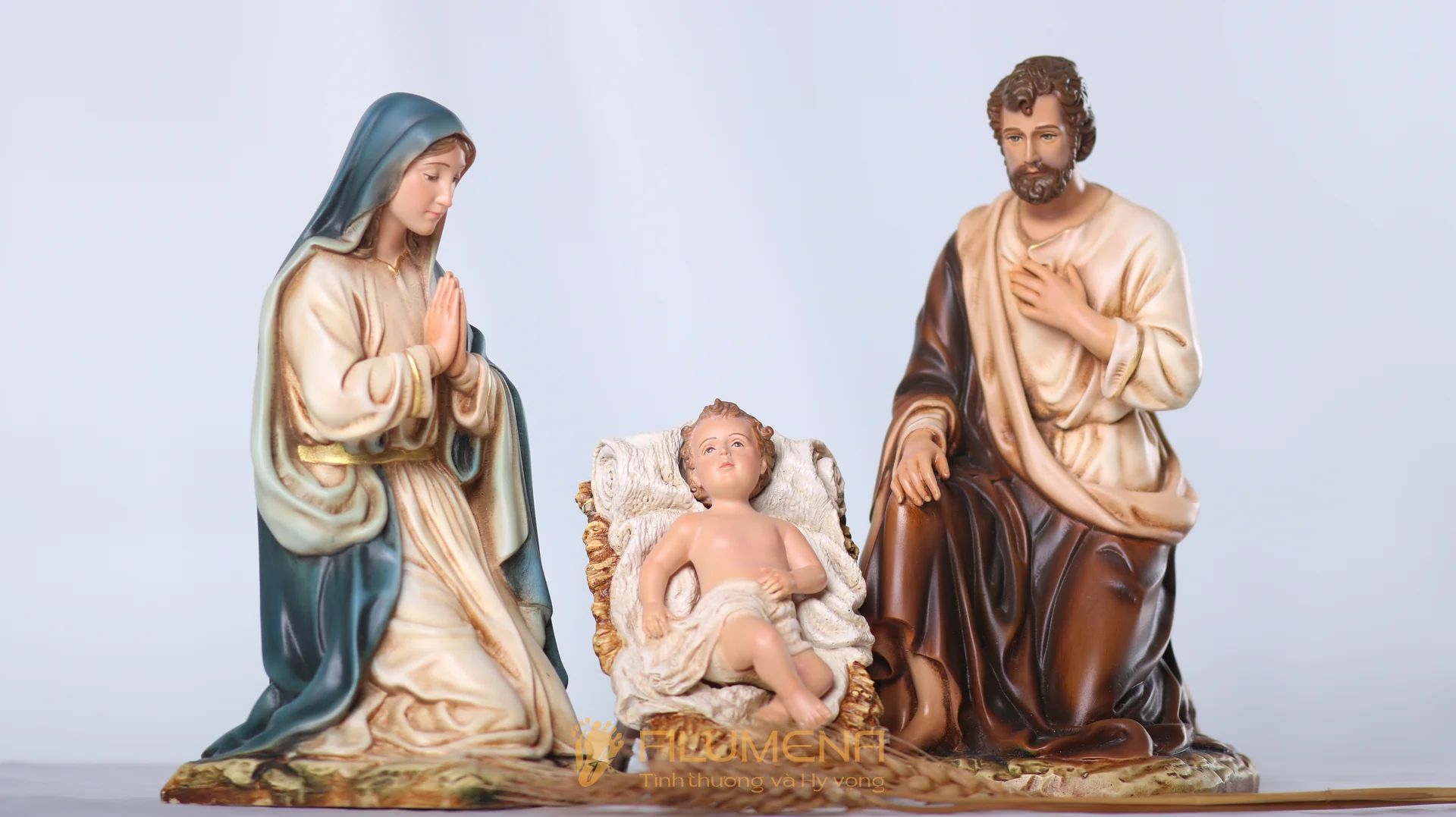 Tượng Giáng sinh mini tại Hà Tĩnh. Tượng Công giáo Filumena là tượng của Tình thương và Hy vọng. Bản quyền các tác phẩm tượng Công giáo thuộc về Filumena Art, Cộng hòa Pháp. Filumena sáng tác và sản xuất nhiều mẫu tượng Công giáo khác như Bàn thờ Chúa và gia tiên, Bàn thờ Chúa, Tượng Giáng sinh, Tượng Chúa Giáng sinh, Bàn thờ Công giáo phòng khách