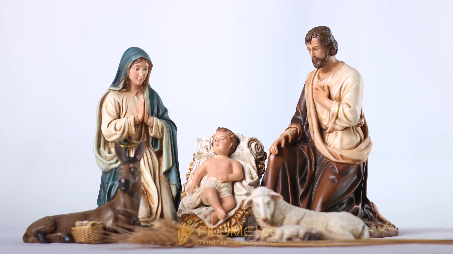 Tượng công giáo mini tại Nhà thờ Chính tòa Xuân Lộc Đồng Nai. Tượng Công Giáo Filumena được sáng tác bởi các nghệ sĩ Filumena. Mỗi tác phẩm đều là đóng góp của quý vị cho các việc bác ái. Tượng làm bằng chất liệu bột đá tự nhiên và resin, có đủ các kích thước từ 15, 20 cm tới 1m và lớn hơn nữa.