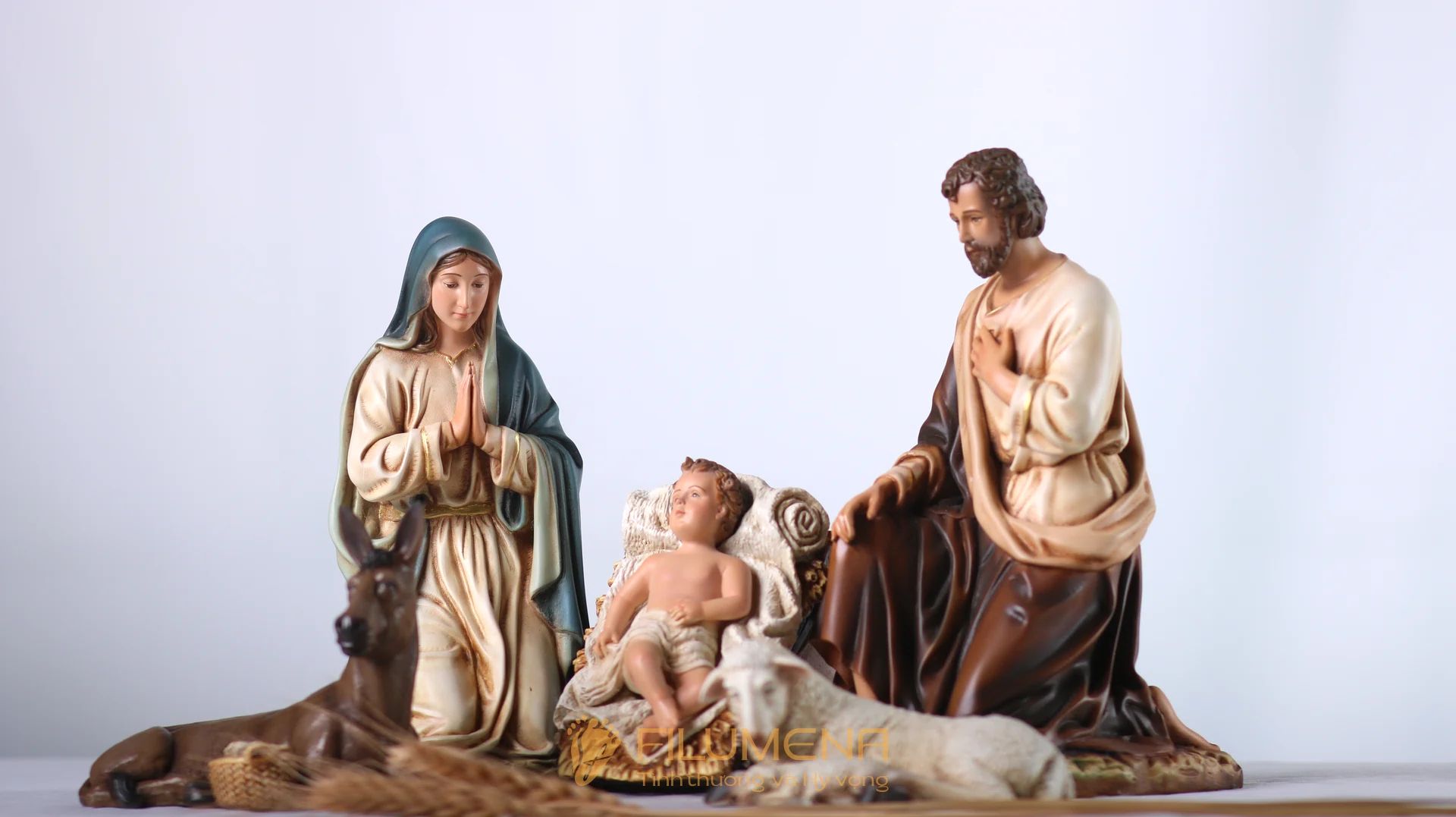 Cận cảnh đường nét và màu sắc của tượng Chúa Giáng Sinh 10 cm cho bộ tượng Noel 20 cm