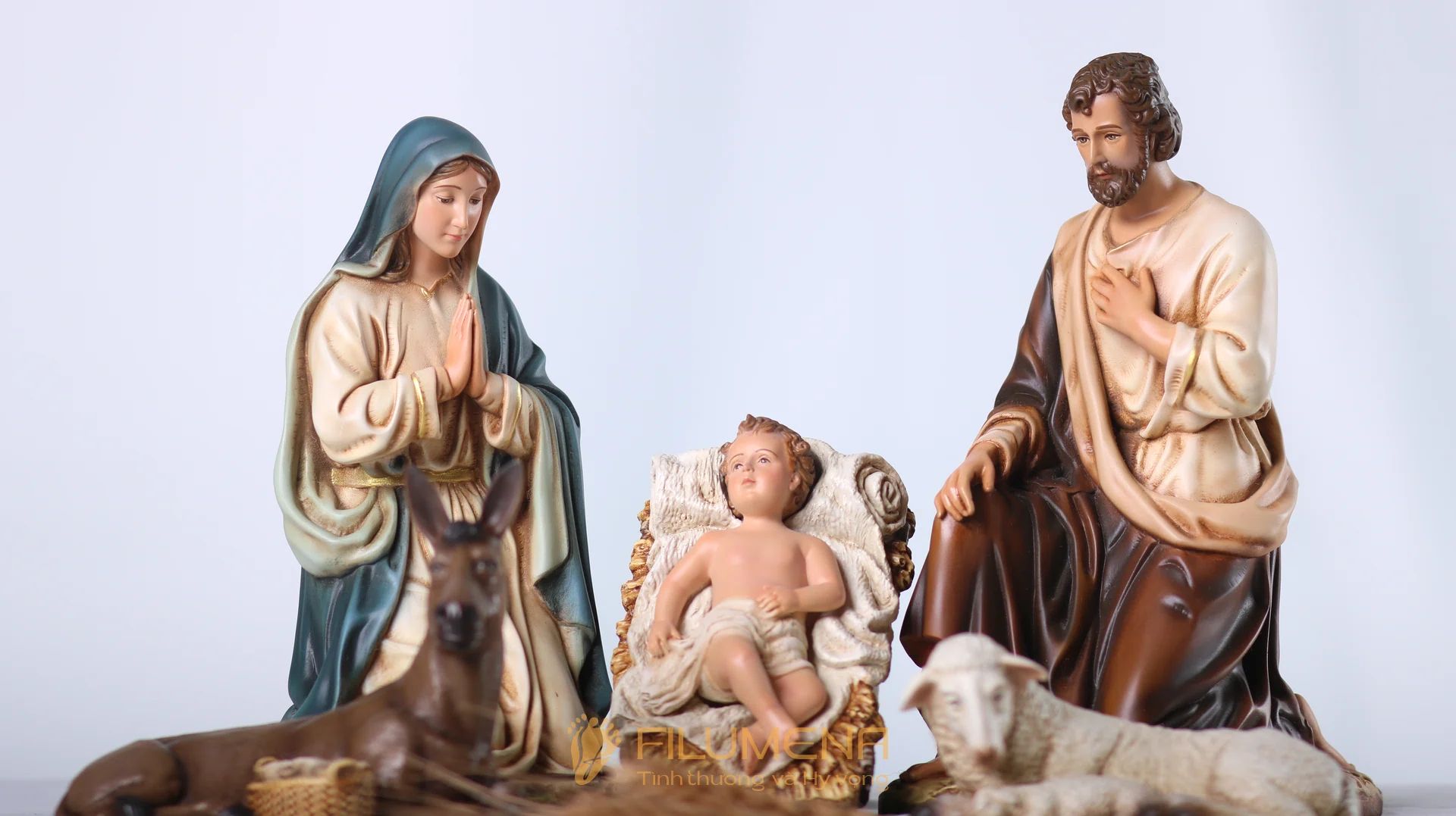 Tượng Giáng sinh mini tại Hà Tĩnh. Tượng Công giáo Filumena là tượng của Tình thương và Hy vọng. Bản quyền các tác phẩm tượng Công giáo thuộc về Filumena Art, Cộng hòa Pháp. Filumena sáng tác và sản xuất nhiều mẫu tượng Công giáo khác như Bàn thờ Chúa và gia tiên, Bàn thờ Chúa, Tượng Giáng sinh, Tượng Chúa Giáng sinh, Bàn thờ Công giáo phòng khách