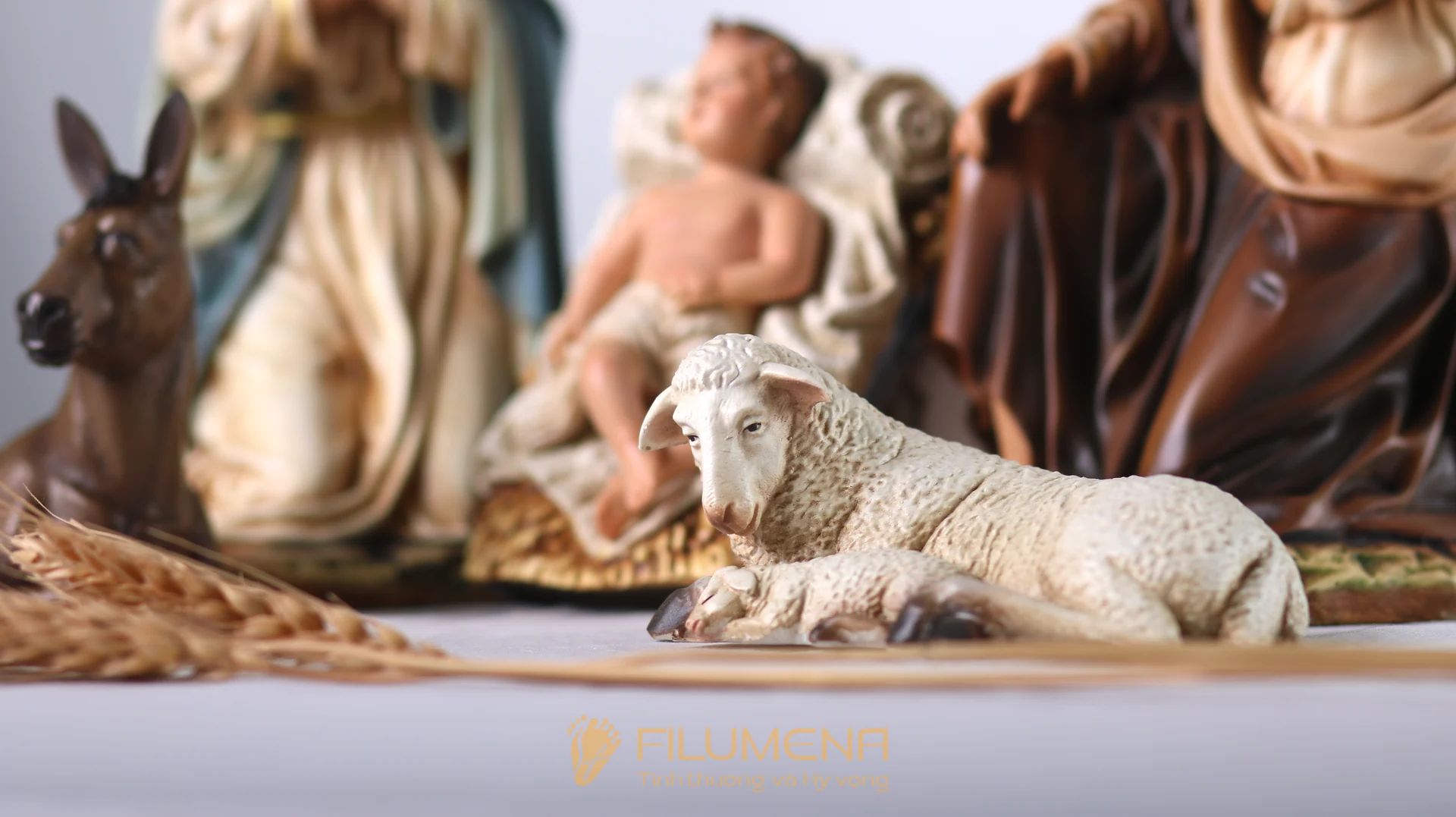 Tượng công giáo mini tại Nhà sách Nhà thờ lớn Hà Nội. Tượng Công giáo Filumena là tượng của Tình thương và Hy vọng. Bản quyền các tác phẩm tượng Công giáo thuộc về Filumena Art, Cộng hòa Pháp. Filumena sáng tác và sản xuất nhiều mẫu tượng Công giáo khác như Tượng Giáng sinh, Tượng Giáng sinh mini, Bàn thờ Chúa, Bàn thờ Chúa và gia tiên, Bàn thờ Công giáo