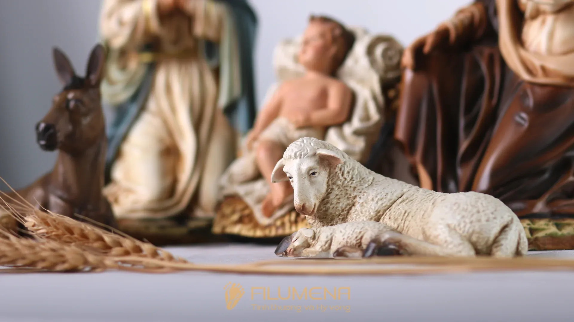 Tượng Giáng sinh mini tại Buôn Mê Thuột. Tượng Công Giáo Filumena được sáng tác bởi các nghệ sĩ Filumena. Mỗi tác phẩm đều là đóng góp của quý vị cho các việc bác ái. Tượng làm bằng chất liệu bột đá tự nhiên và resin, có đủ các kích thước từ 15, 20 cm tới 1m và lớn hơn nữa.