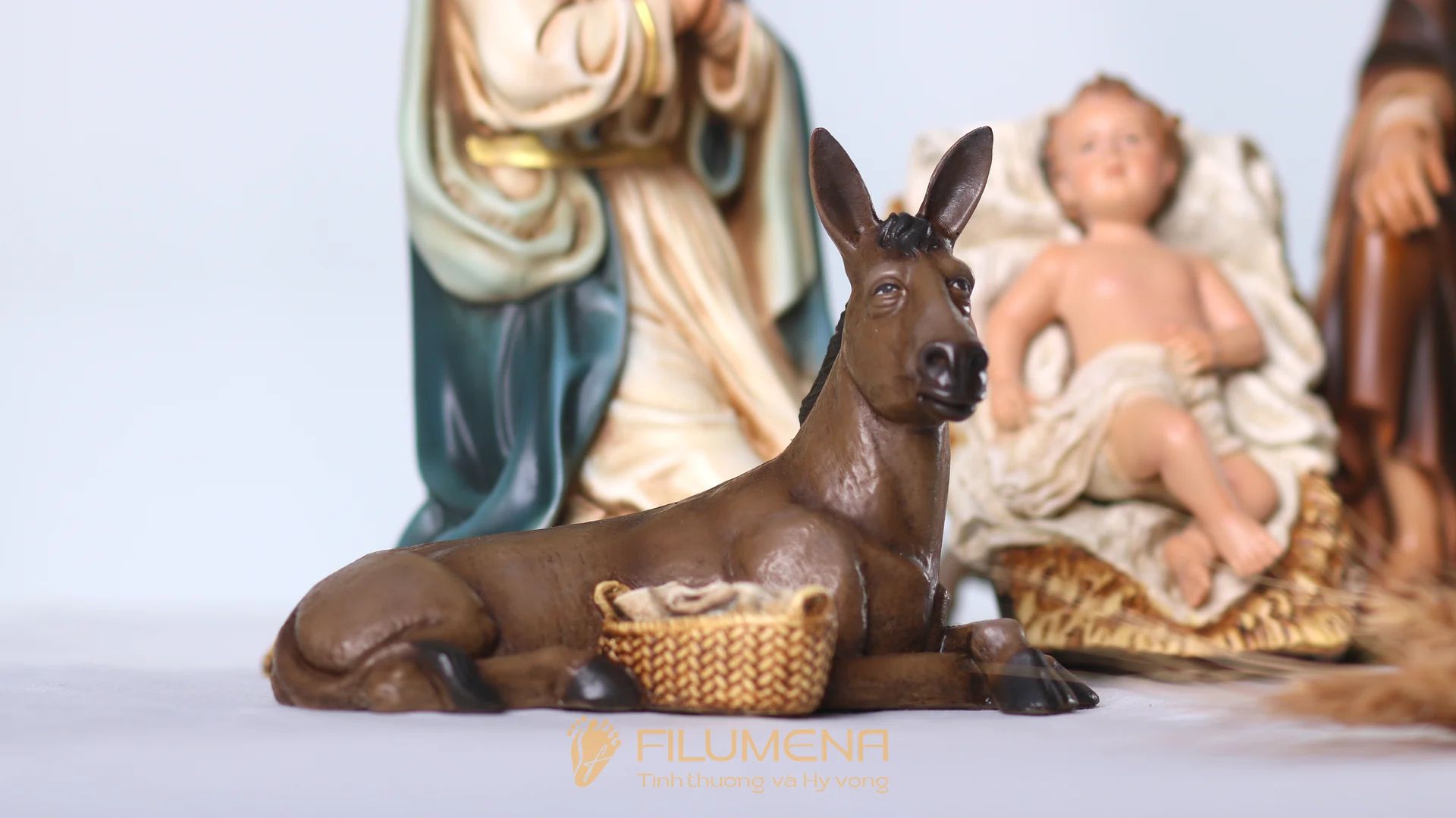Tượng Giáng sinh mini tại Hà Tĩnh. Tượng Công giáo Filumena là tượng của Tình thương và Hy vọng. Bản quyền các tác phẩm tượng Công giáo thuộc về Filumena Art, Cộng hòa Pháp. Filumena sáng tác và sản xuất nhiều mẫu tượng Công giáo khác như Bàn thờ Chúa và gia tiên, Bàn thờ Chúa, Tượng Giáng sinh, Tượng Chúa Giáng sinh, Bàn thờ Công giáo phòng khách
