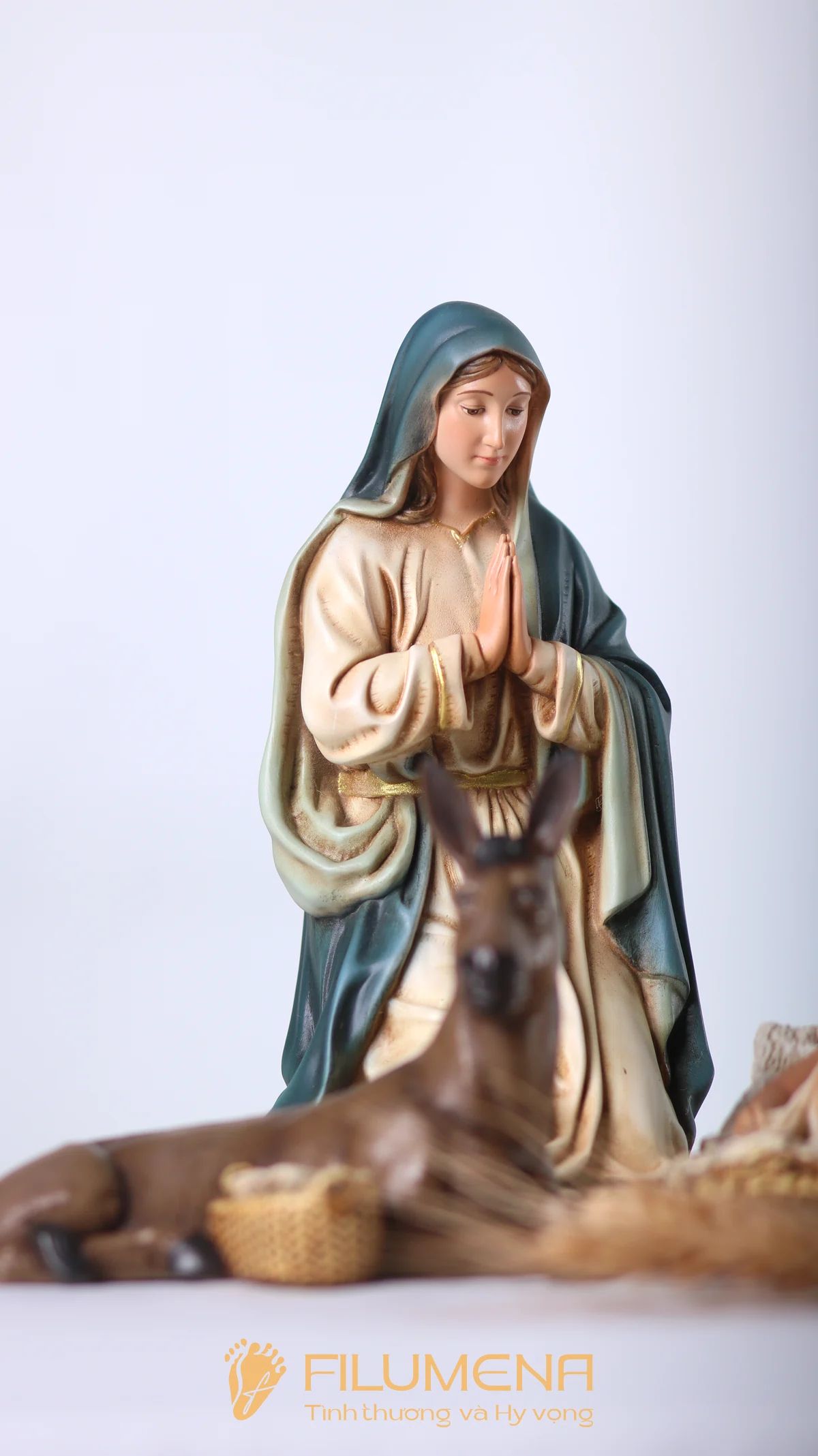 Tượng Giáng sinh mini tại Hà Tĩnh. Tượng Công giáo Filumena là tượng của Tình thương và Hy vọng. Bản quyền các tác phẩm tượng Công giáo thuộc về Filumena Art, Cộng hòa Pháp. Filumena sáng tác và sản xuất nhiều mẫu tượng Công giáo khác như Bàn thờ Chúa và gia tiên, Bàn thờ Chúa, Tượng Giáng sinh, Tượng Chúa Giáng sinh, Bàn thờ Công giáo phòng khách