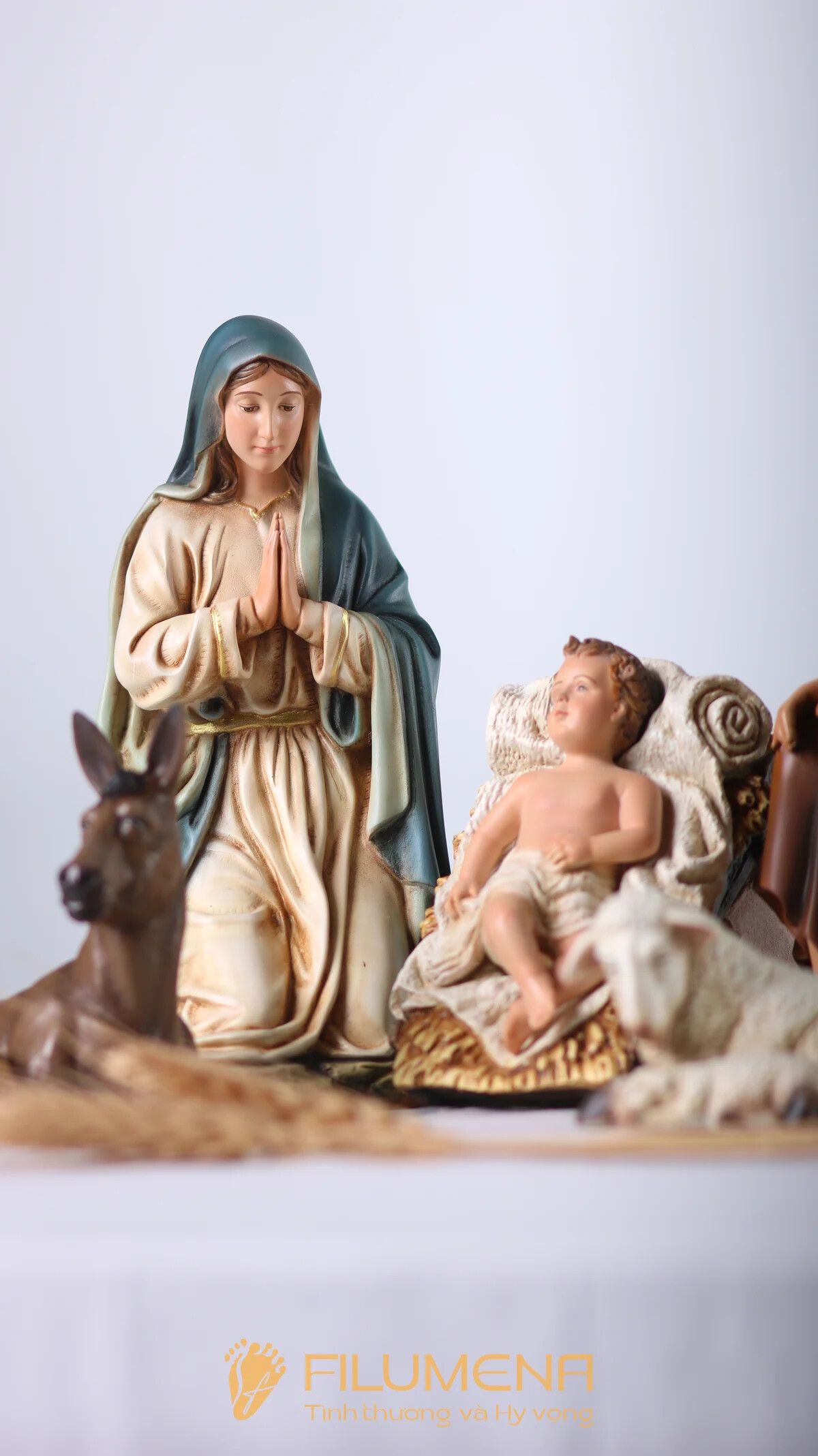 Tượng Giáng sinh mini tại Đền thánh Martino Hố Nai. Tượng Công giáo Filumena là tượng của Tình thương và Hy vọng. Bản quyền các tác phẩm tượng Công giáo thuộc về Filumena Art, Cộng hòa Pháp. Filumena sáng tác và sản xuất nhiều mẫu tượng Công giáo khác như Tượng Đức Mẹ Ban Ơn, Tượng Đức Mẹ Fatima, Tượng Đức Mẹ Lộ Đức, Tượng Đức Mẹ, Tượng Mẹ Maria