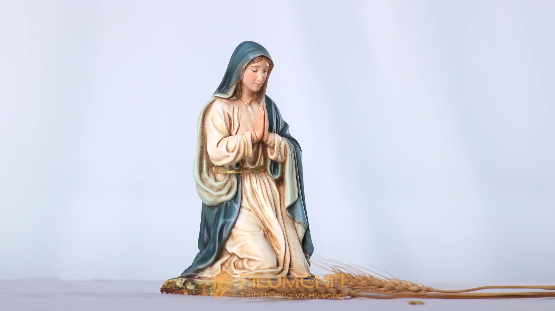 Tượng Giáng sinh mini tại Hà Tĩnh. Tượng Công giáo Filumena là tượng của Tình thương và Hy vọng. Bản quyền các tác phẩm tượng Công giáo thuộc về Filumena Art, Cộng hòa Pháp. Filumena sáng tác và sản xuất nhiều mẫu tượng Công giáo khác như Bàn thờ Chúa và gia tiên, Bàn thờ Chúa, Tượng Giáng sinh, Tượng Chúa Giáng sinh, Bàn thờ Công giáo phòng khách