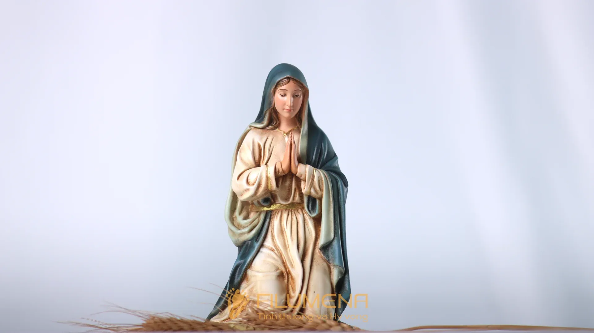 Tượng Giáng sinh mini tại Nhà sách Kỳ Đồng. Tượng Công Giáo Filumena được sáng tác bởi các nghệ sĩ Filumena. Mỗi tác phẩm đều là đóng góp của quý vị cho các việc bác ái. Tượng làm bằng chất liệu bột đá tự nhiên và resin, có đủ các kích thước từ 15, 20 cm tới 1m và lớn hơn nữa.