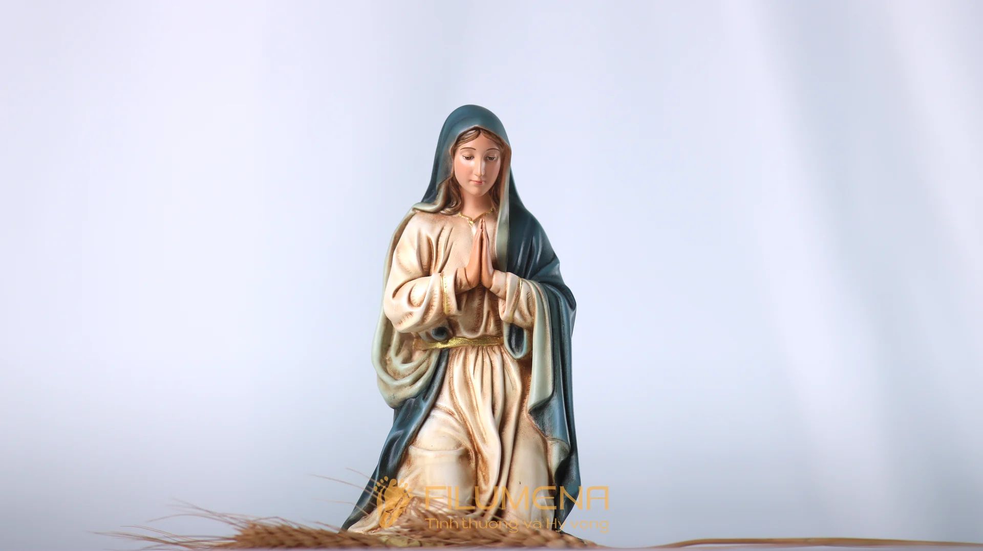 Tượng Giáng sinh mini tại Hà Tĩnh. Tượng Công giáo Filumena là tượng của Tình thương và Hy vọng. Bản quyền các tác phẩm tượng Công giáo thuộc về Filumena Art, Cộng hòa Pháp. Filumena sáng tác và sản xuất nhiều mẫu tượng Công giáo khác như Bàn thờ Chúa và gia tiên, Bàn thờ Chúa, Tượng Giáng sinh, Tượng Chúa Giáng sinh, Bàn thờ Công giáo phòng khách