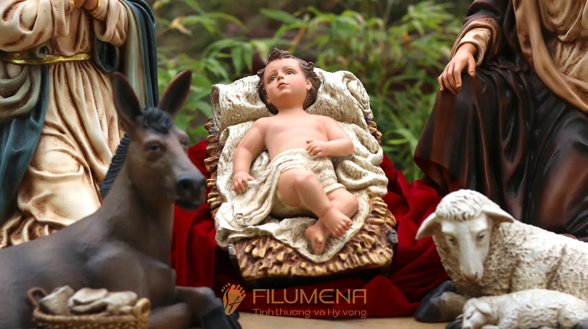 Tượng Giáng sinh tại Gia Kiệm. Tượng Công Giáo Filumena được sáng tác bởi các nghệ sĩ Filumena. Mỗi tác phẩm đều là đóng góp của quý vị cho các việc bác ái. Tượng làm bằng chất liệu bột đá tự nhiên và resin, có đủ các kích thước từ 15, 20 cm tới 1m và lớn hơn nữa.