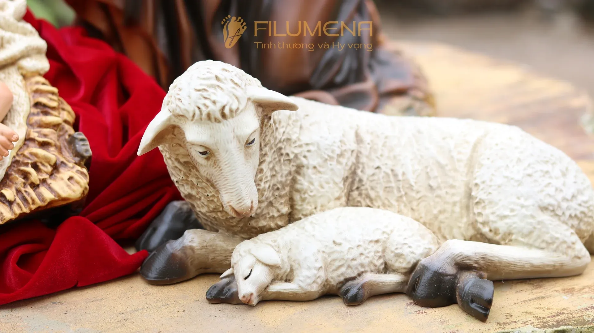 Tượng Giáng sinh tại Nhà sách Dòng Mến Thánh Giá Hà Nội. Tượng Công Giáo Filumena được sáng tác bởi các nghệ sĩ Filumena. Mỗi tác phẩm đều là đóng góp của quý vị cho các việc bác ái. Tượng làm bằng chất liệu bột đá tự nhiên và resin, có đủ các kích thước từ 15, 20 cm tới 1m và lớn hơn nữa.