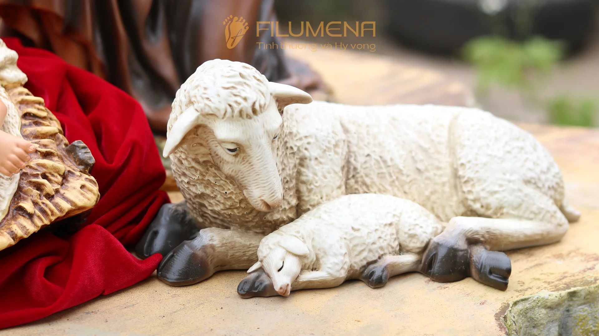 Tượng Giáng sinh tại Nhà sách Nhà thờ Chánh tòa Đà Nẵng. Tượng Công giáo Filumena là tượng của Tình thương và Hy vọng. Bản quyền các tác phẩm tượng Công giáo thuộc về Filumena Art, Cộng hòa Pháp. Filumena sáng tác và sản xuất nhiều mẫu tượng Công giáo khác như Tượng chịu nạn, Tượng công giáo mini, Tượng công giáo đẹp, Bàn thờ Chúa phòng khách, Bàn thờ Công giáo phòng khách