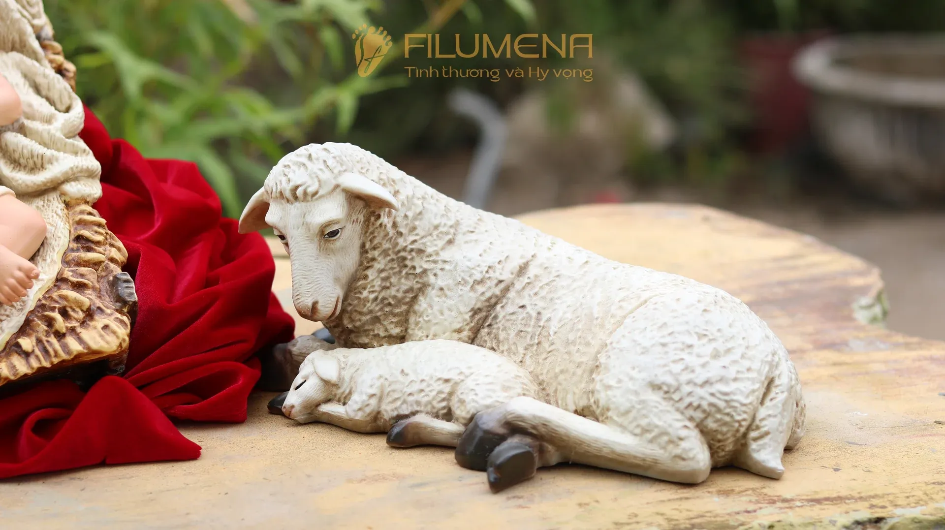 Tượng Giáng sinh tại Dòng Mến Thánh Giá Vinh. Tượng Công Giáo Filumena được sáng tác bởi các nghệ sĩ Filumena. Mỗi tác phẩm đều là đóng góp của quý vị cho các việc bác ái. Tượng làm bằng chất liệu bột đá tự nhiên và resin, có đủ các kích thước từ 15, 20 cm tới 1m và lớn hơn nữa.