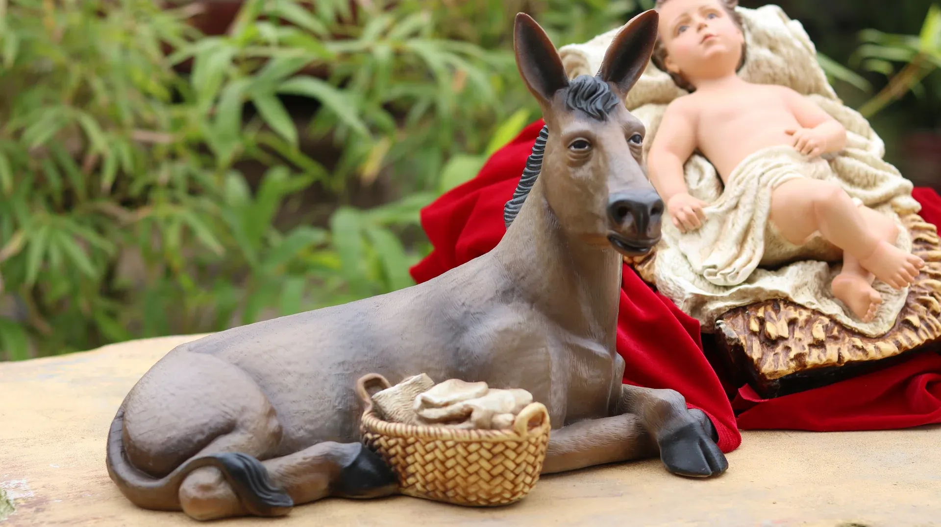 Tượng Giáng sinh tại An Giang. Tượng Công Giáo Filumena được sáng tác bởi các nghệ sĩ Filumena. Mỗi tác phẩm đều là đóng góp của quý vị cho các việc bác ái. Tượng làm bằng chất liệu bột đá tự nhiên và resin, có đủ các kích thước từ 15, 20 cm tới 1m và lớn hơn nữa.