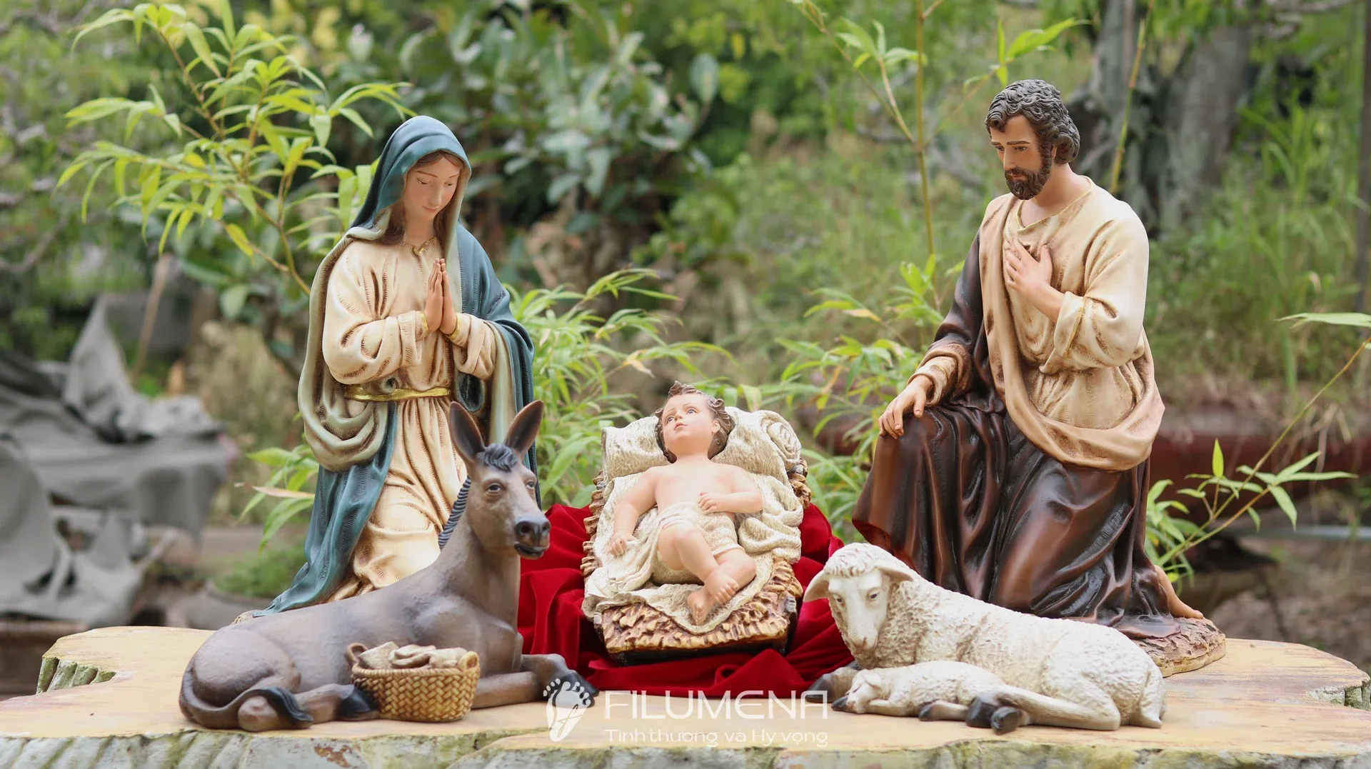 Tượng Giáng sinh tại Nhà sách Dòng Chúa Cứu Thế. Tượng Công Giáo Filumena được sáng tác bởi các nghệ sĩ Filumena. Mỗi tác phẩm đều là đóng góp của quý vị cho các việc bác ái. Tượng làm bằng chất liệu bột đá tự nhiên và resin, có đủ các kích thước từ 15, 20 cm tới 1m và lớn hơn nữa.