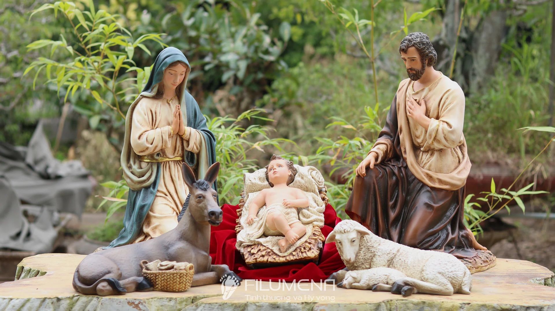 Tượng Giáng sinh tại Nhà sách Nhà thờ Chánh tòa Đà Nẵng. Tượng Công giáo Filumena là tượng của Tình thương và Hy vọng. Bản quyền các tác phẩm tượng Công giáo thuộc về Filumena Art, Cộng hòa Pháp. Filumena sáng tác và sản xuất nhiều mẫu tượng Công giáo khác như Tượng chịu nạn, Tượng công giáo mini, Tượng công giáo đẹp, Bàn thờ Chúa phòng khách, Bàn thờ Công giáo phòng khách