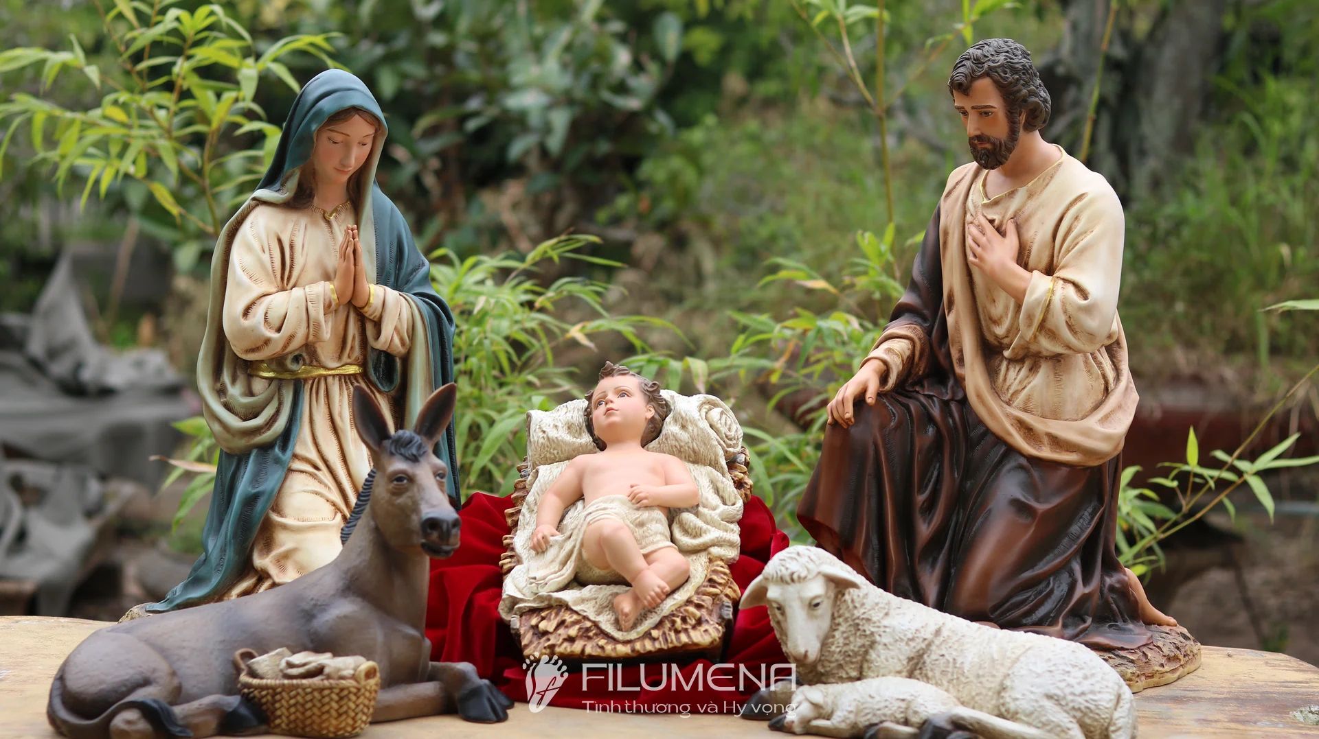 Tượng Giáng sinh tại Nhà sách Nhà thờ Chánh tòa Đà Nẵng. Tượng Công giáo Filumena là tượng của Tình thương và Hy vọng. Bản quyền các tác phẩm tượng Công giáo thuộc về Filumena Art, Cộng hòa Pháp. Filumena sáng tác và sản xuất nhiều mẫu tượng Công giáo khác như Tượng chịu nạn, Tượng công giáo mini, Tượng công giáo đẹp, Bàn thờ Chúa phòng khách, Bàn thờ Công giáo phòng khách