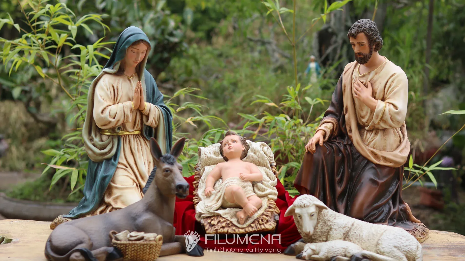 Tượng Giáng sinh tại Đà Nẵng. Tượng Công Giáo Filumena được sáng tác bởi các nghệ sĩ Filumena. Mỗi tác phẩm đều là đóng góp của quý vị cho các việc bác ái. Tượng làm bằng chất liệu bột đá tự nhiên và resin, có đủ các kích thước từ 15, 20 cm tới 1m và lớn hơn nữa.