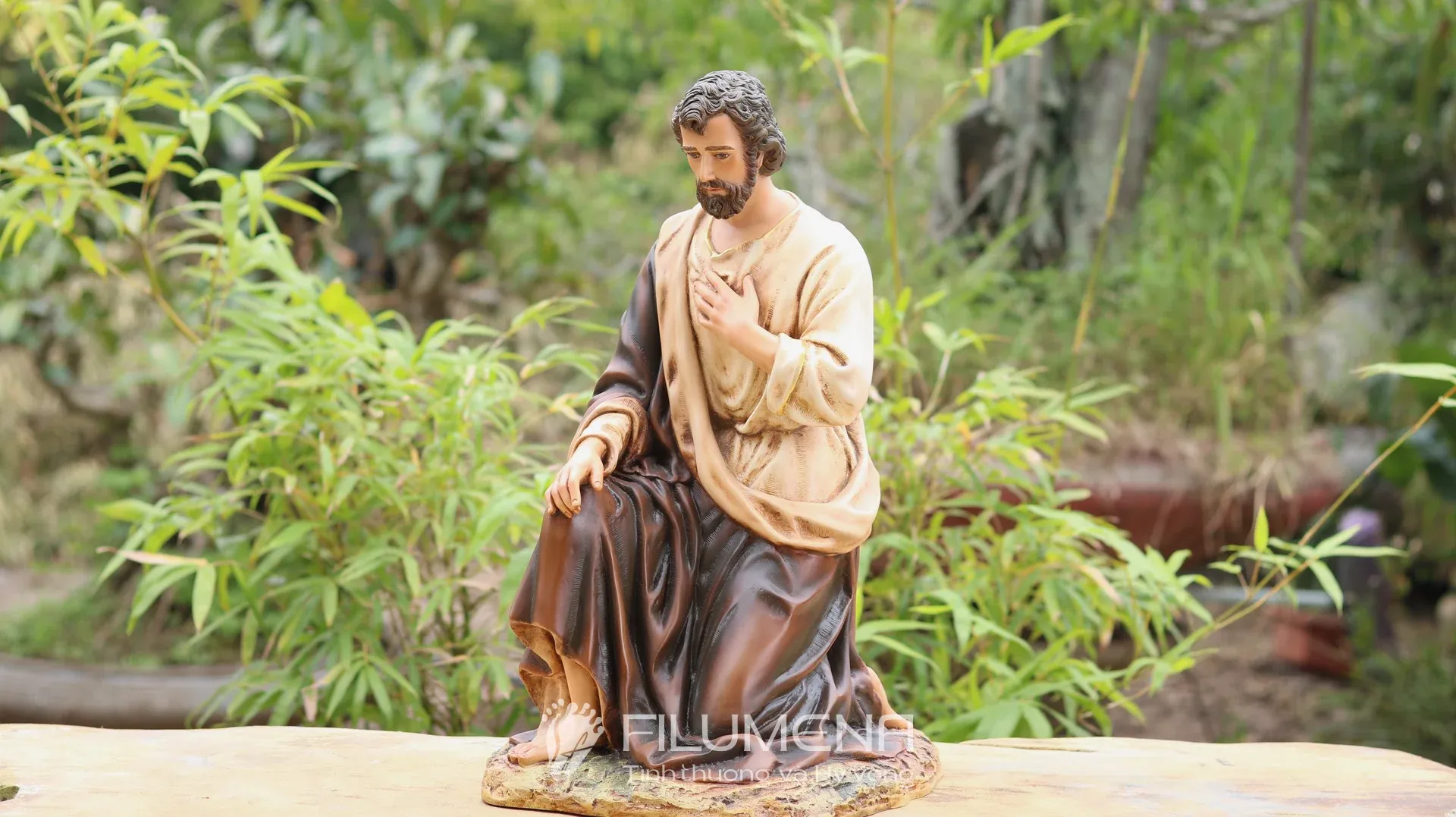 Tượng Giáng sinh tại Nhà sách Nhà thờ lớn Hà Nội. Tượng Công Giáo Filumena được sáng tác bởi các nghệ sĩ Filumena. Mỗi tác phẩm đều là đóng góp của quý vị cho các việc bác ái. Tượng làm bằng chất liệu bột đá tự nhiên và resin, có đủ các kích thước từ 15, 20 cm tới 1m và lớn hơn nữa.