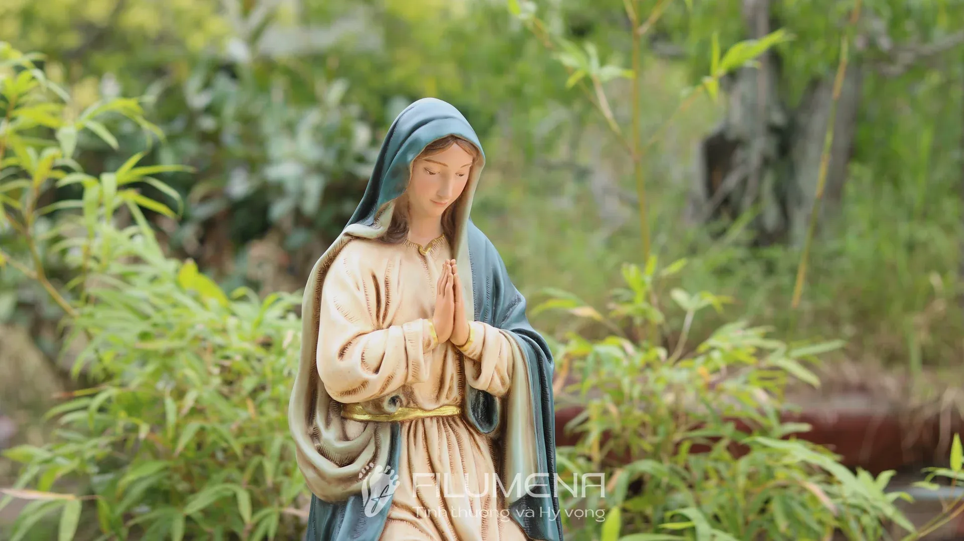 Tượng Giáng sinh tại Xuân Lộc. Tượng Công Giáo Filumena được sáng tác bởi các nghệ sĩ Filumena. Mỗi tác phẩm đều là đóng góp của quý vị cho các việc bác ái. Tượng làm bằng chất liệu bột đá tự nhiên và resin, có đủ các kích thước từ 15, 20 cm tới 1m và lớn hơn nữa.