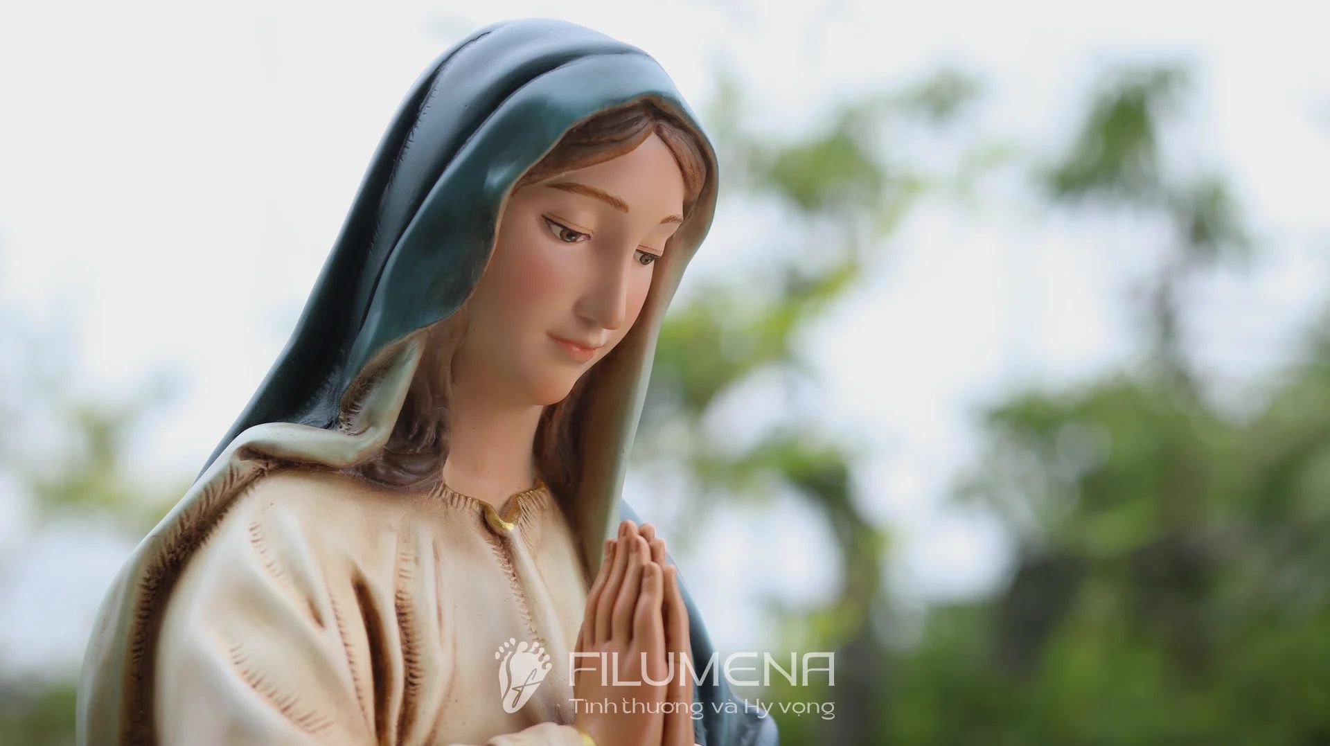 Tượng Giáng sinh tại Nhà sách Nhà thờ Chánh tòa Đà Nẵng. Tượng Công giáo Filumena là tượng của Tình thương và Hy vọng. Bản quyền các tác phẩm tượng Công giáo thuộc về Filumena Art, Cộng hòa Pháp. Filumena sáng tác và sản xuất nhiều mẫu tượng Công giáo khác như Tượng chịu nạn, Tượng công giáo mini, Tượng công giáo đẹp, Bàn thờ Chúa phòng khách, Bàn thờ Công giáo phòng khách