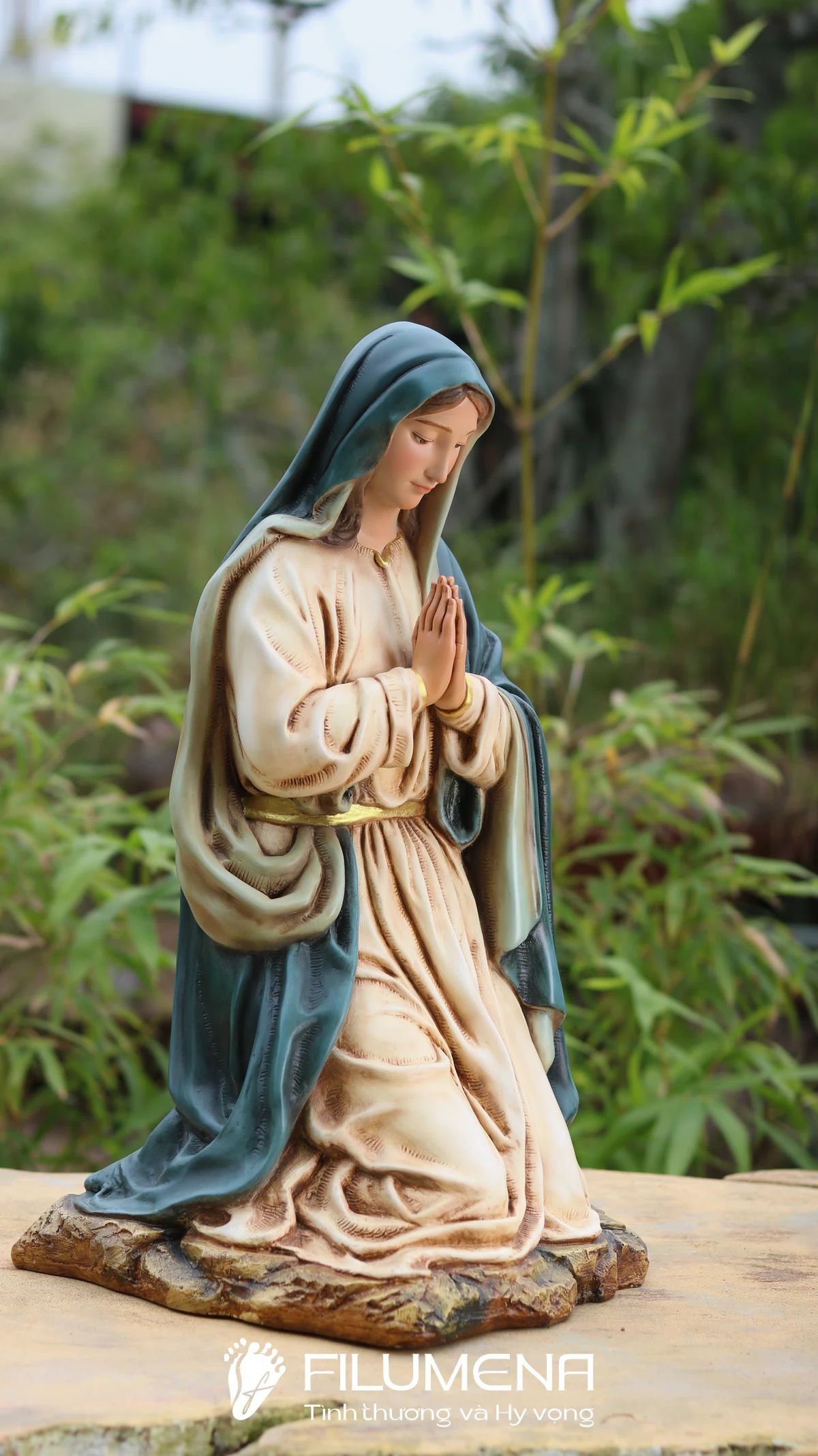 Tượng Giáng sinh tại Nhà sách Nhà thờ Chánh tòa Đà Nẵng. Tượng Công giáo Filumena là tượng của Tình thương và Hy vọng. Bản quyền các tác phẩm tượng Công giáo thuộc về Filumena Art, Cộng hòa Pháp. Filumena sáng tác và sản xuất nhiều mẫu tượng Công giáo khác như Tượng chịu nạn, Tượng công giáo mini, Tượng công giáo đẹp, Bàn thờ Chúa phòng khách, Bàn thờ Công giáo phòng khách