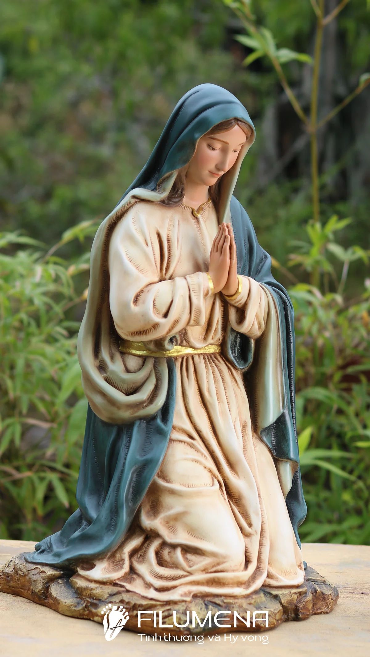 Tượng Giáng sinh tại Nhà sách Nhà thờ Chánh tòa Đà Nẵng. Tượng Công giáo Filumena là tượng của Tình thương và Hy vọng. Bản quyền các tác phẩm tượng Công giáo thuộc về Filumena Art, Cộng hòa Pháp. Filumena sáng tác và sản xuất nhiều mẫu tượng Công giáo khác như Tượng chịu nạn, Tượng công giáo mini, Tượng công giáo đẹp, Bàn thờ Chúa phòng khách, Bàn thờ Công giáo phòng khách