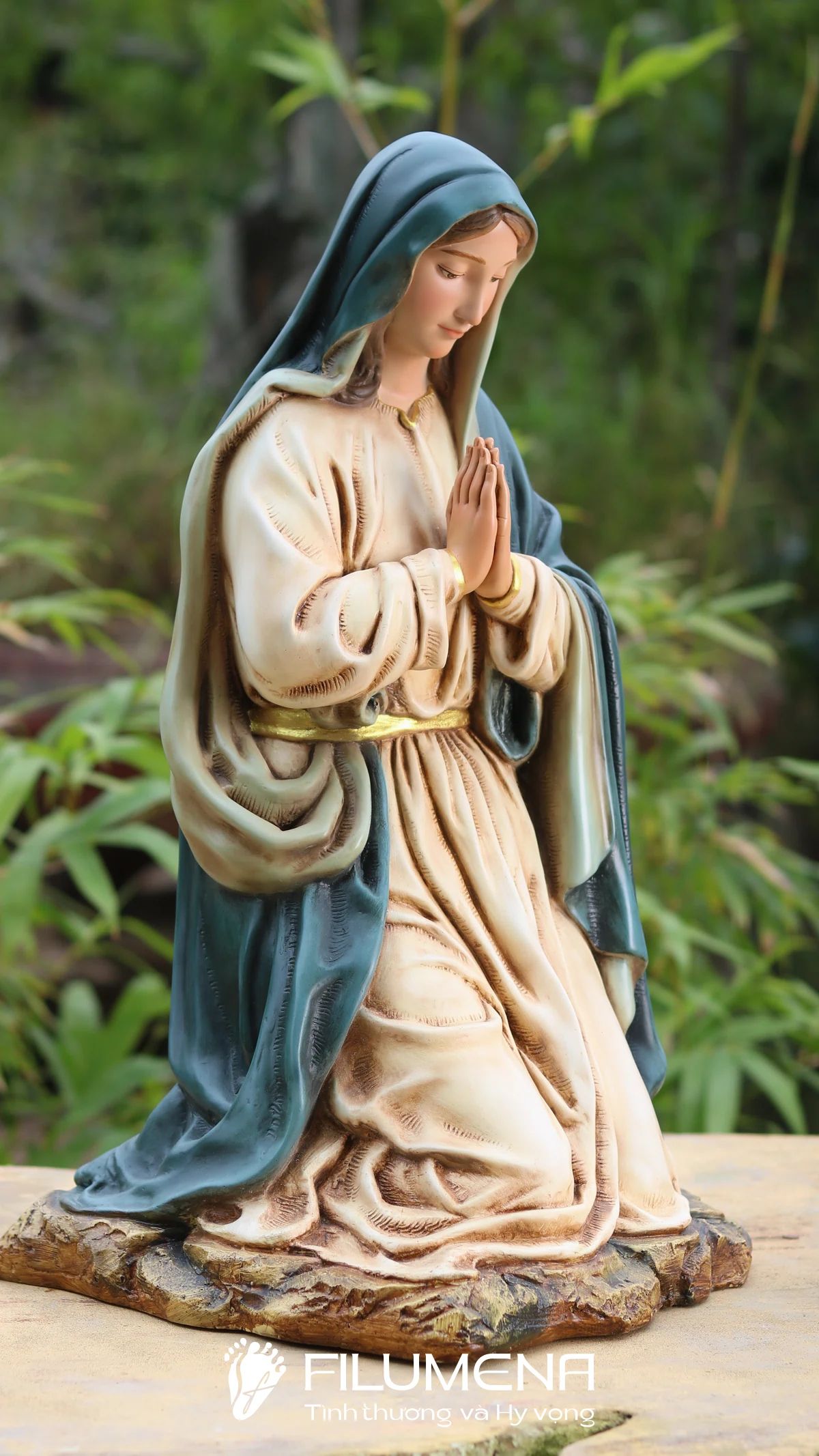 Tượng Giáng sinh tại Nhà sách Nhà thờ Chánh tòa Đà Nẵng. Tượng Công giáo Filumena là tượng của Tình thương và Hy vọng. Bản quyền các tác phẩm tượng Công giáo thuộc về Filumena Art, Cộng hòa Pháp. Filumena sáng tác và sản xuất nhiều mẫu tượng Công giáo khác như Tượng chịu nạn, Tượng công giáo mini, Tượng công giáo đẹp, Bàn thờ Chúa phòng khách, Bàn thờ Công giáo phòng khách