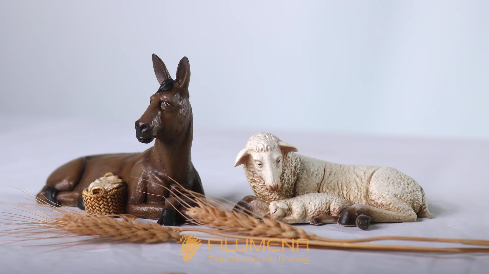 Tượng Giáng sinh mini tại Hà Tĩnh. Tượng Công giáo Filumena là tượng của Tình thương và Hy vọng. Bản quyền các tác phẩm tượng Công giáo thuộc về Filumena Art, Cộng hòa Pháp. Filumena sáng tác và sản xuất nhiều mẫu tượng Công giáo khác như Bàn thờ Chúa và gia tiên, Bàn thờ Chúa, Tượng Giáng sinh, Tượng Chúa Giáng sinh, Bàn thờ Công giáo phòng khách