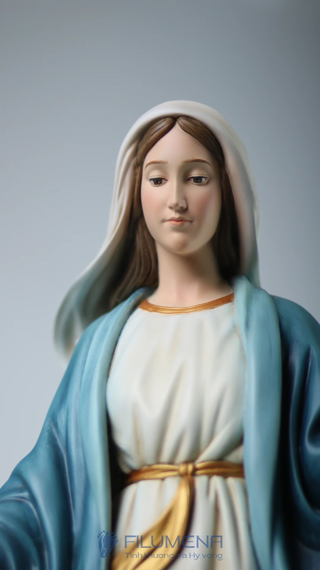 Nến sáng và ảnh thánh trong ngày mừng lễ bổn mạng