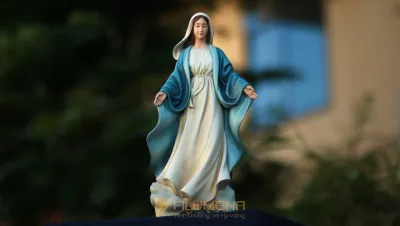 Các góc nhìn của tượng Đức Mẹ Ban Ơn 40 cm giúp gia đình hình dung rõ hơn tỷ lệ, thần thái và độ hiện diện khi đặt trên bàn thờ