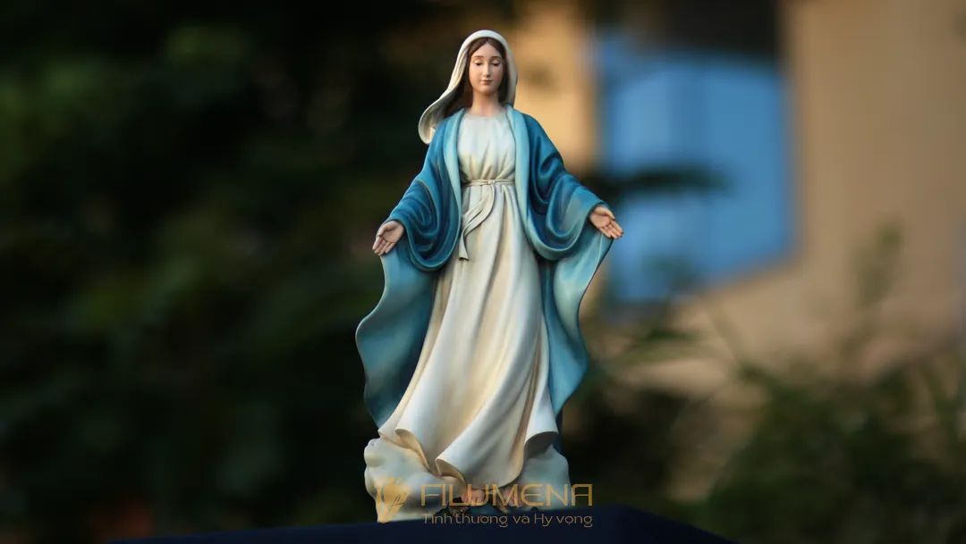 Cận cảnh đường nét và màu sắc của tượng Đức Mẹ Ban Ơn cao 40 cm màu xanh da trời