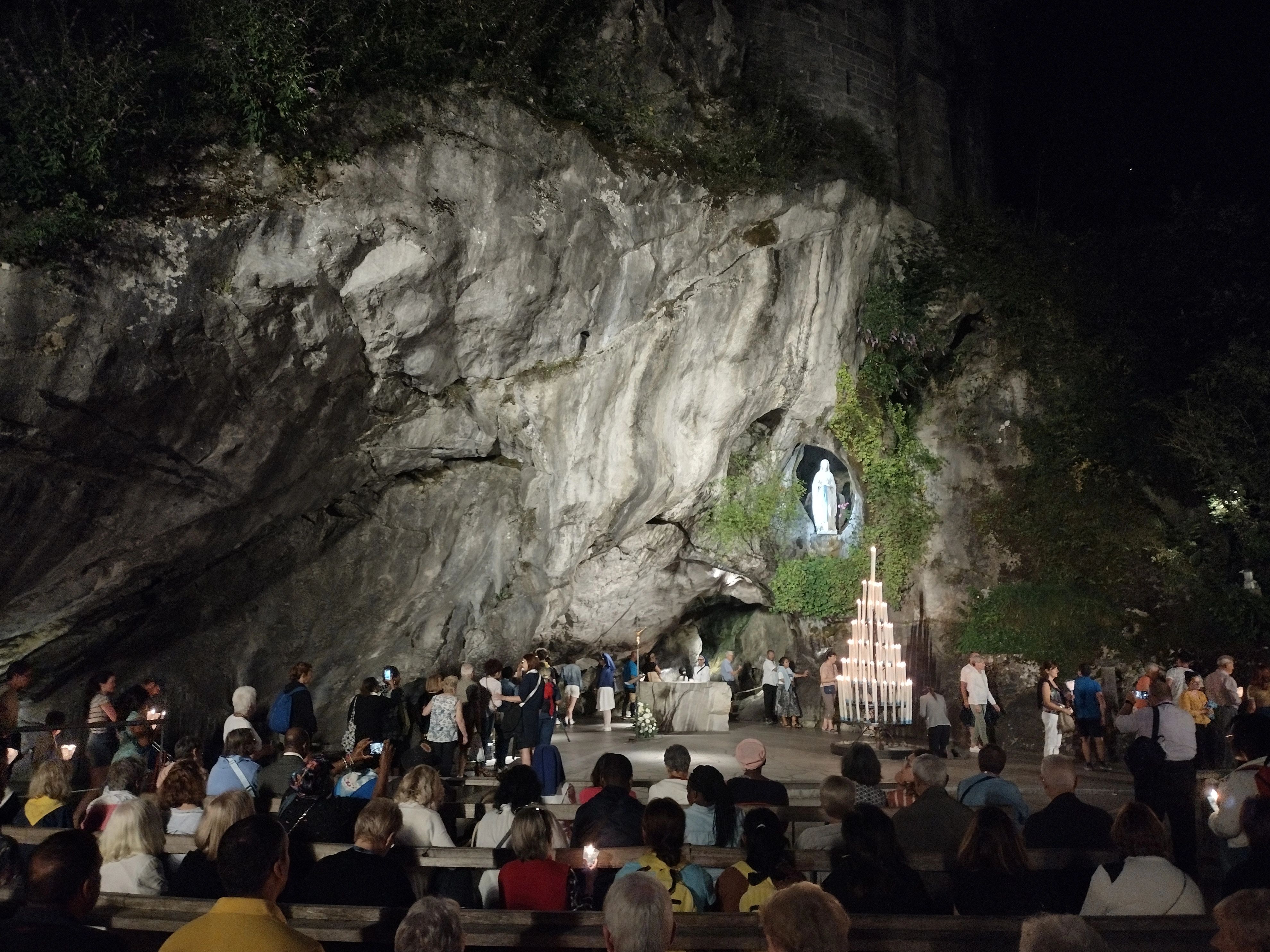 Các lần Đức Mẹ hiện ra được Tòa Thánh công nhận và cách Hội Thánh phân định