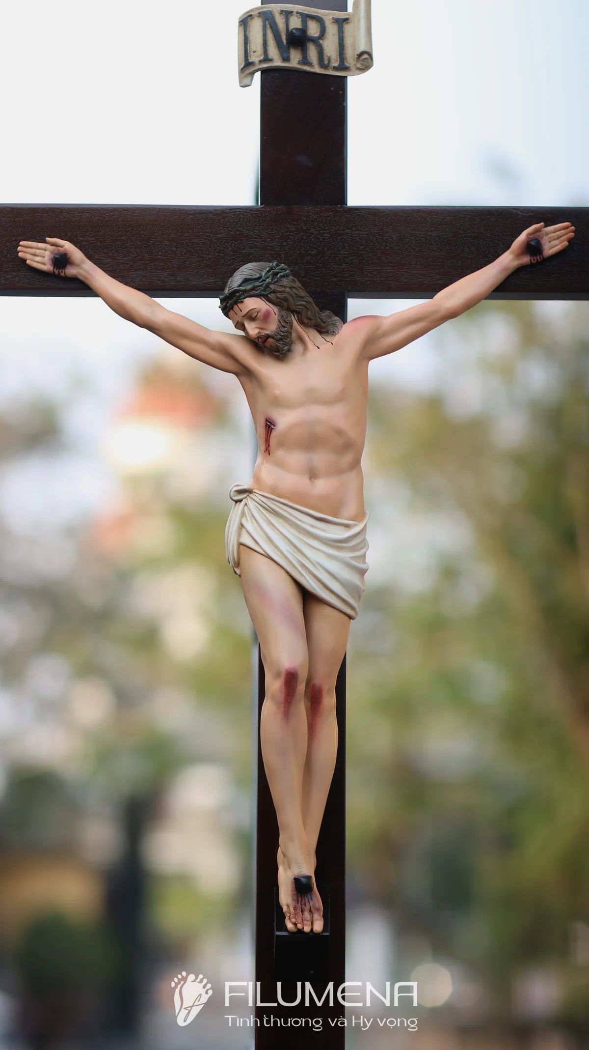 Tượng chịu nạn tại Nhà sách Đức Mẹ Hằng Cứu Giúp. Tượng Công giáo Filumena là tượng của Tình thương và Hy vọng. Bản quyền các tác phẩm tượng Công giáo thuộc về Filumena Art, Cộng hòa Pháp. Filumena sáng tác và sản xuất nhiều mẫu tượng Công giáo khác như Tượng Đức Mẹ để xe hơi, Tượng Đức Mẹ để xe ô tô, Bàn thờ Công giáo, Bàn thờ Công giáo, Bàn thờ Chúa và gia tiên