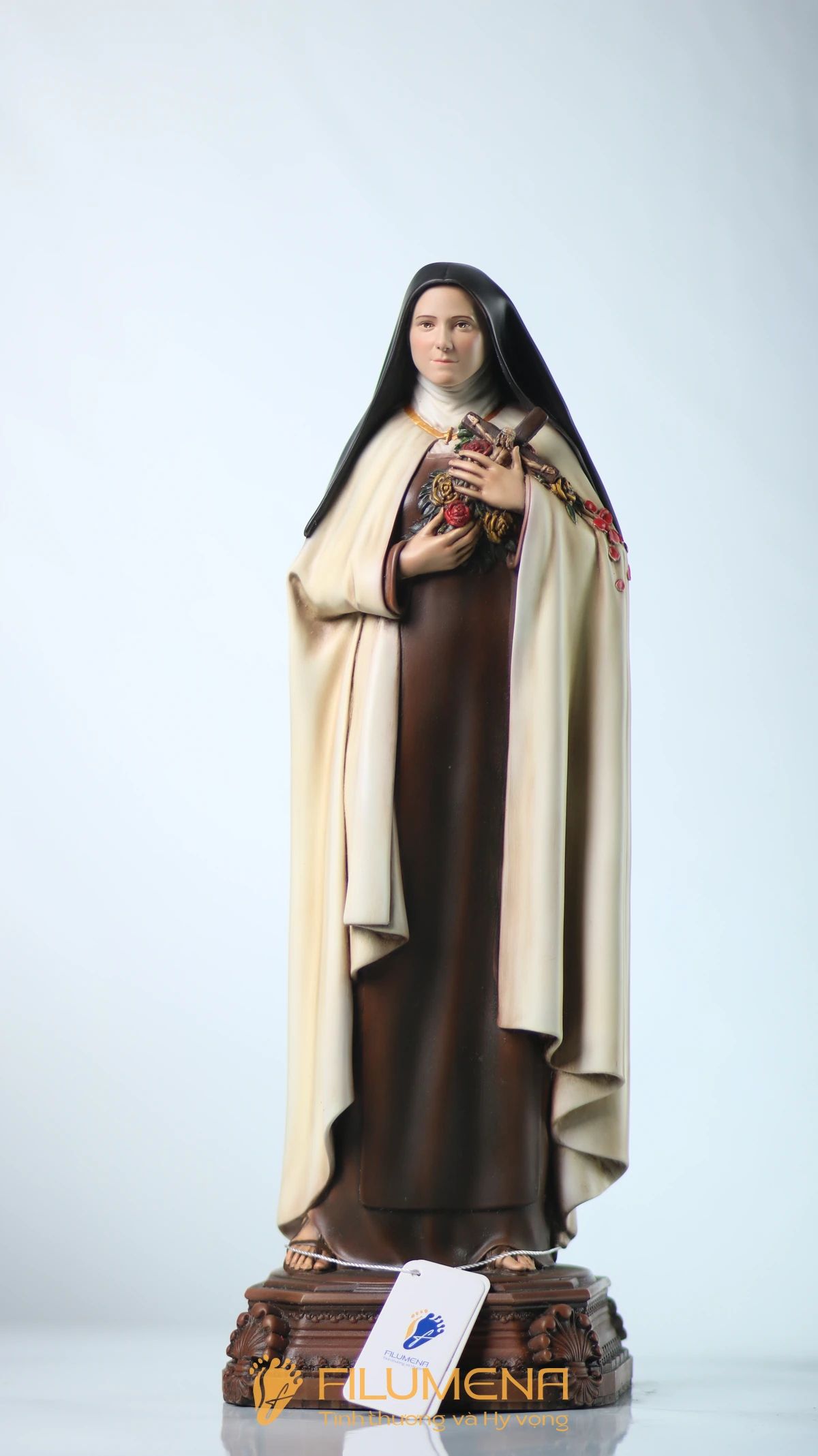 Những phác thảo tượng Thánh Tê-rê-sa: áo dòng Camêlô, thánh giá và hoa hồng – biểu tượng của ân sủng tuôn đổ.