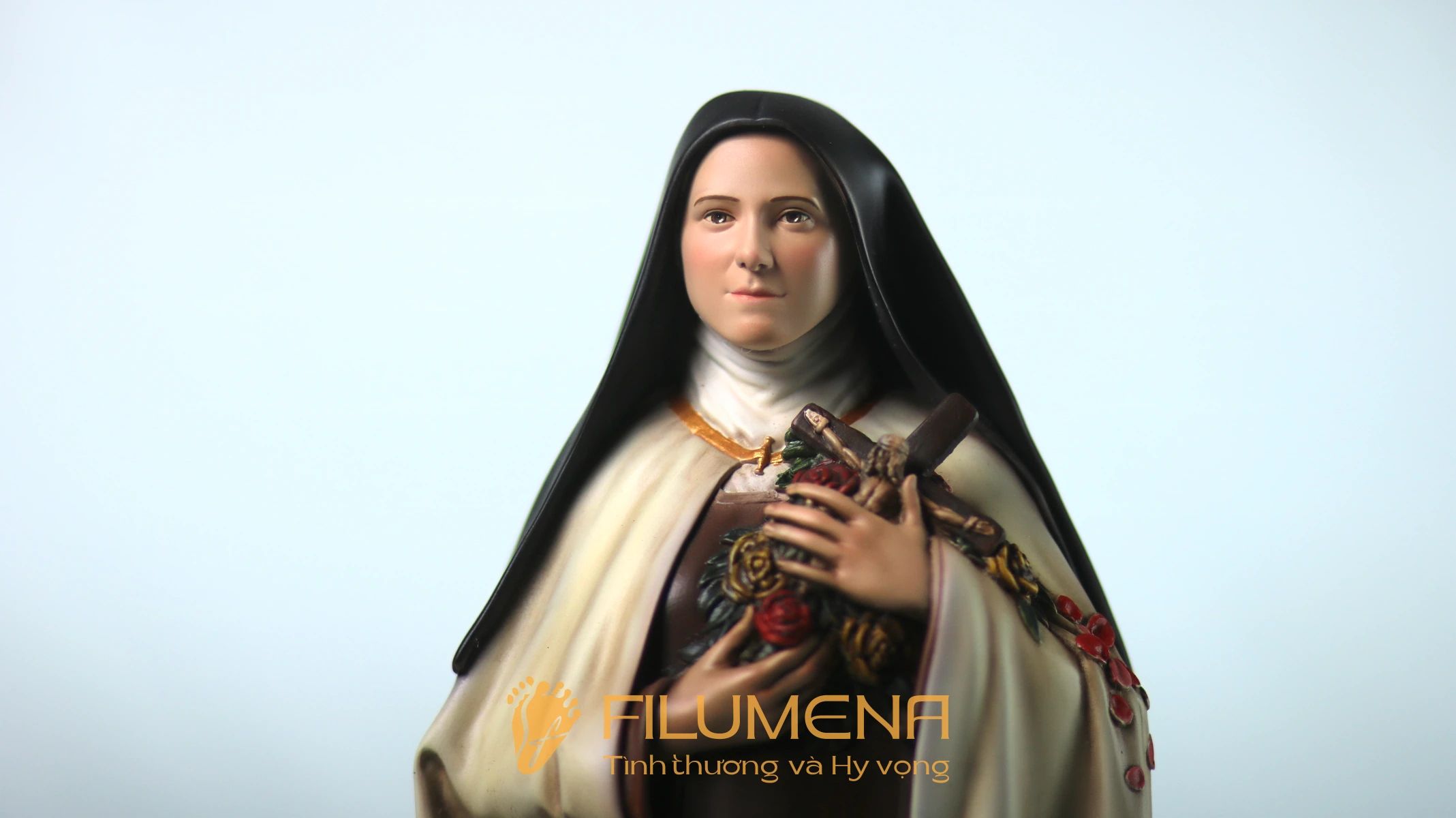 Những phác thảo tượng Thánh Tê-rê-sa: áo dòng Camêlô, thánh giá và hoa hồng – biểu tượng của ân sủng tuôn đổ.