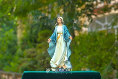 Tượng Công giáo của Filumena với nền chụp giúp dễ so sánh mẫu