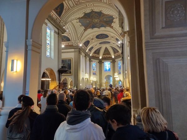 Cộng đoàn cầu nguyện trong nhà thờ Fontainebleau sau khi kết thúc 14 Đàng Thánh Giá