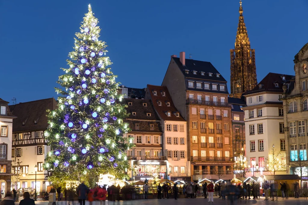 Cây thông Noel cao hơn 30 m tại chợ Giáng sinh Strassbourg, nước Pháp. Chợ Giáng sinh này có từ giữa thế kỷ thứ 16.