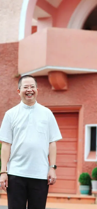 Bộ sưu tập của Cha Giuse Nguyễn Hồng Ánh gợi ý cách trưng bày tượng Công giáo theo nhóm, có nhãn tên và đủ khoảng nhìn cho người xem.