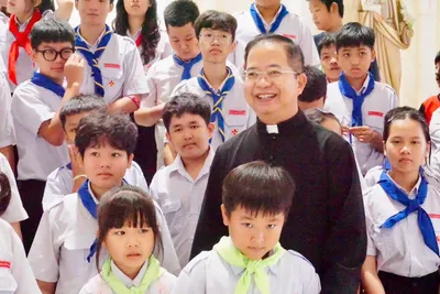 Bộ sưu tập của Cha Giuse Nguyễn Hồng Ánh gợi ý cách trưng bày tượng Công giáo theo nhóm, có nhãn tên và đủ khoảng nhìn cho người xem.
