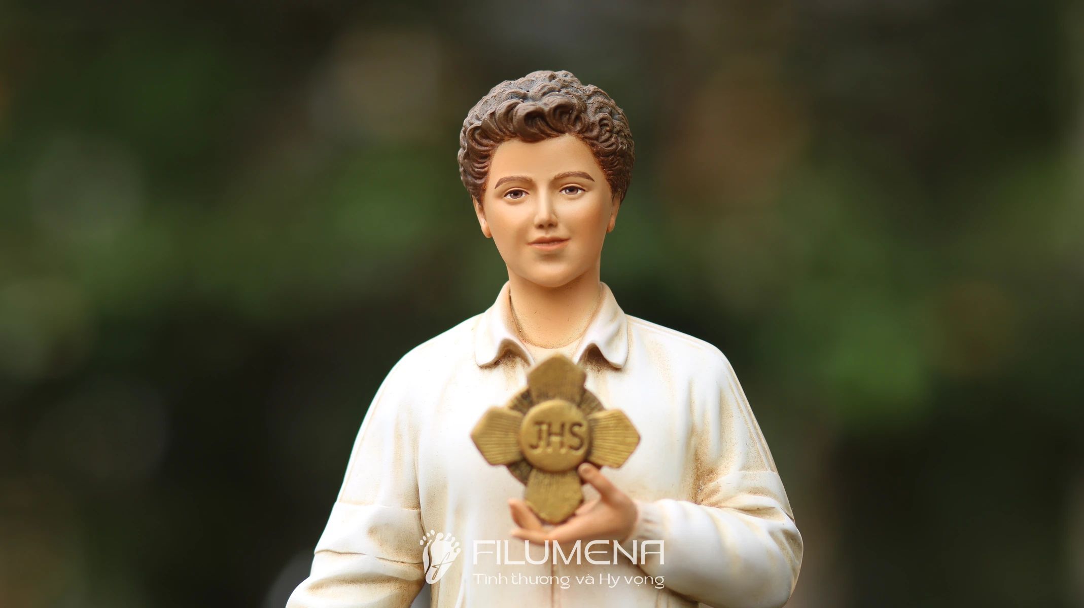 Tượng Thánh Acutis do Filumena sáng tác và hoàn thiện thủ công, nhấn mạnh sự thánh thiện đời thường và lòng yêu mến Thánh Thể.