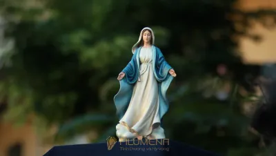 Tượng Mẹ Maria của Filumena gợi ý cho góc cầu nguyện gia đình tại Nhà sách Đức Mẹ Hằng Cứu Giúp