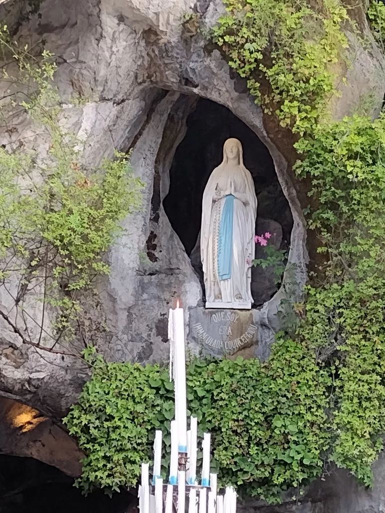 Tượng Đức Mẹ Lộ Đức tại hang đá Massabielle
