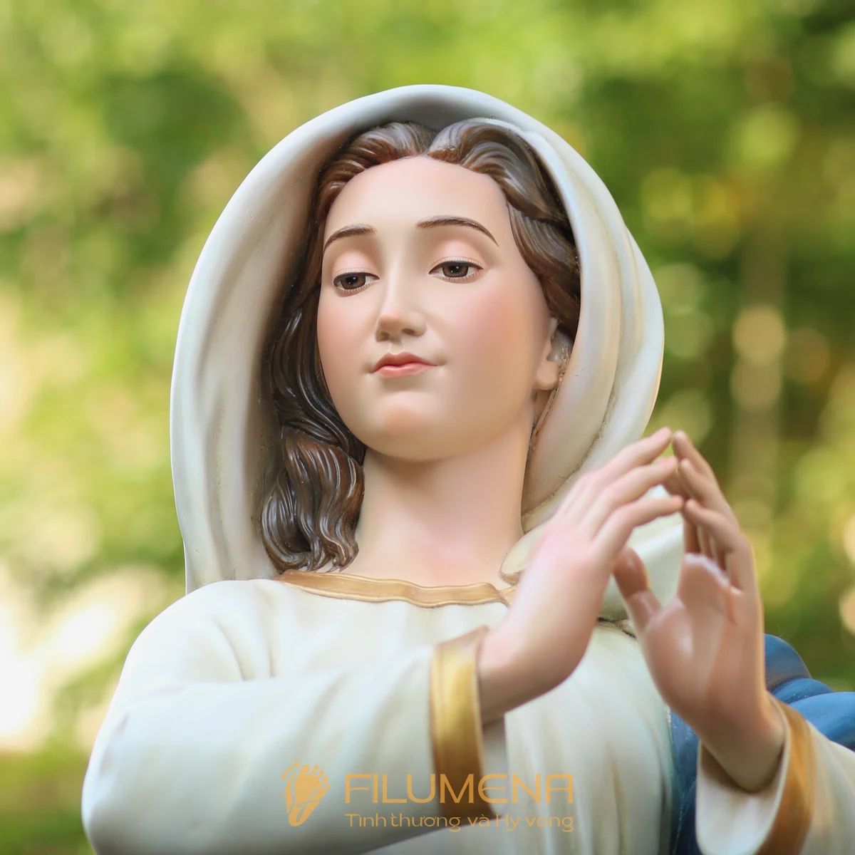 Hình ảnh Đức Mẹ Maria giúp người tín hữu cầu nguyện và sống Đức Tin